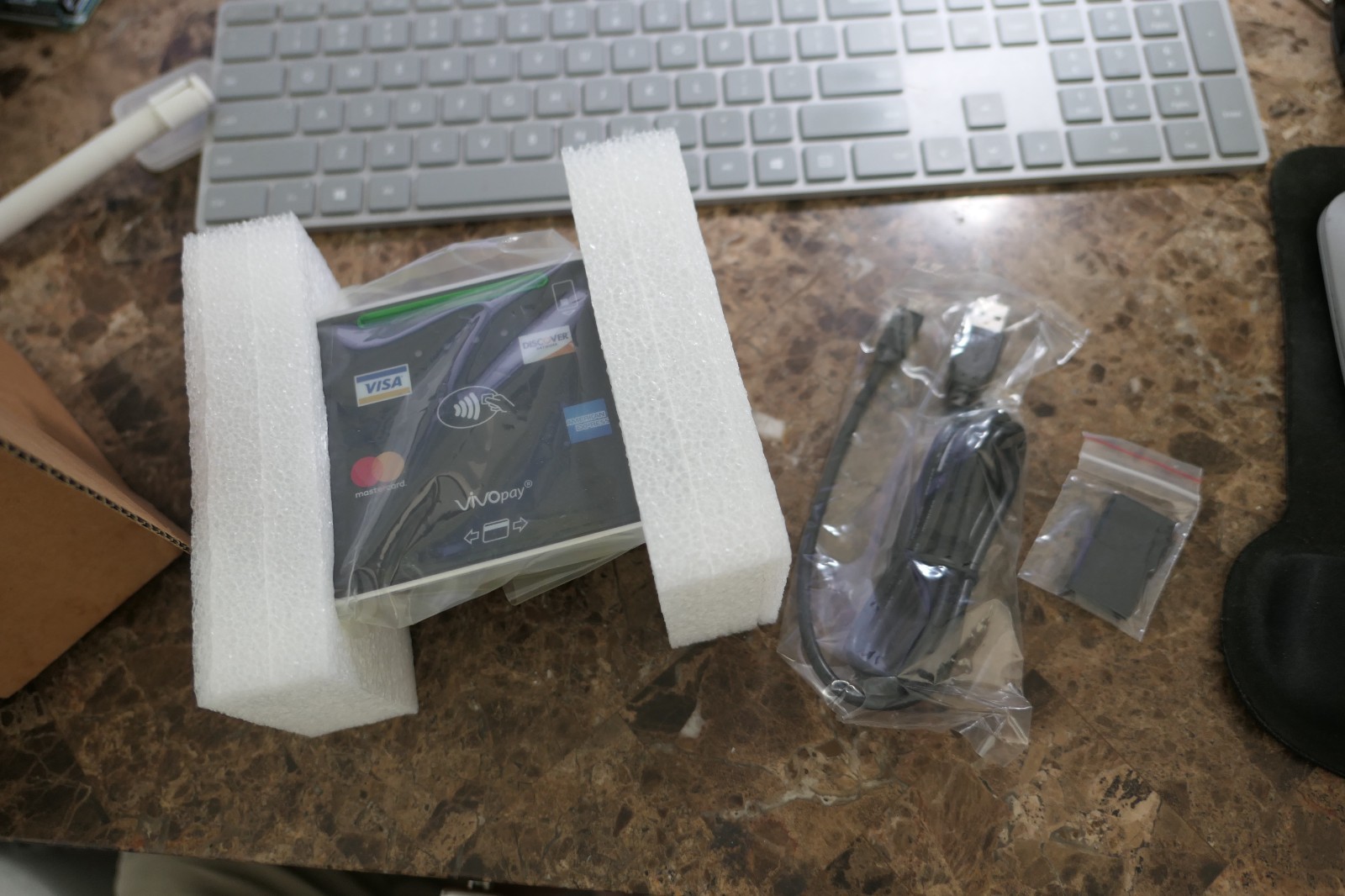 NEW IDV8-300P – ID Tech VP8300 Contact and Contactless Card Reader