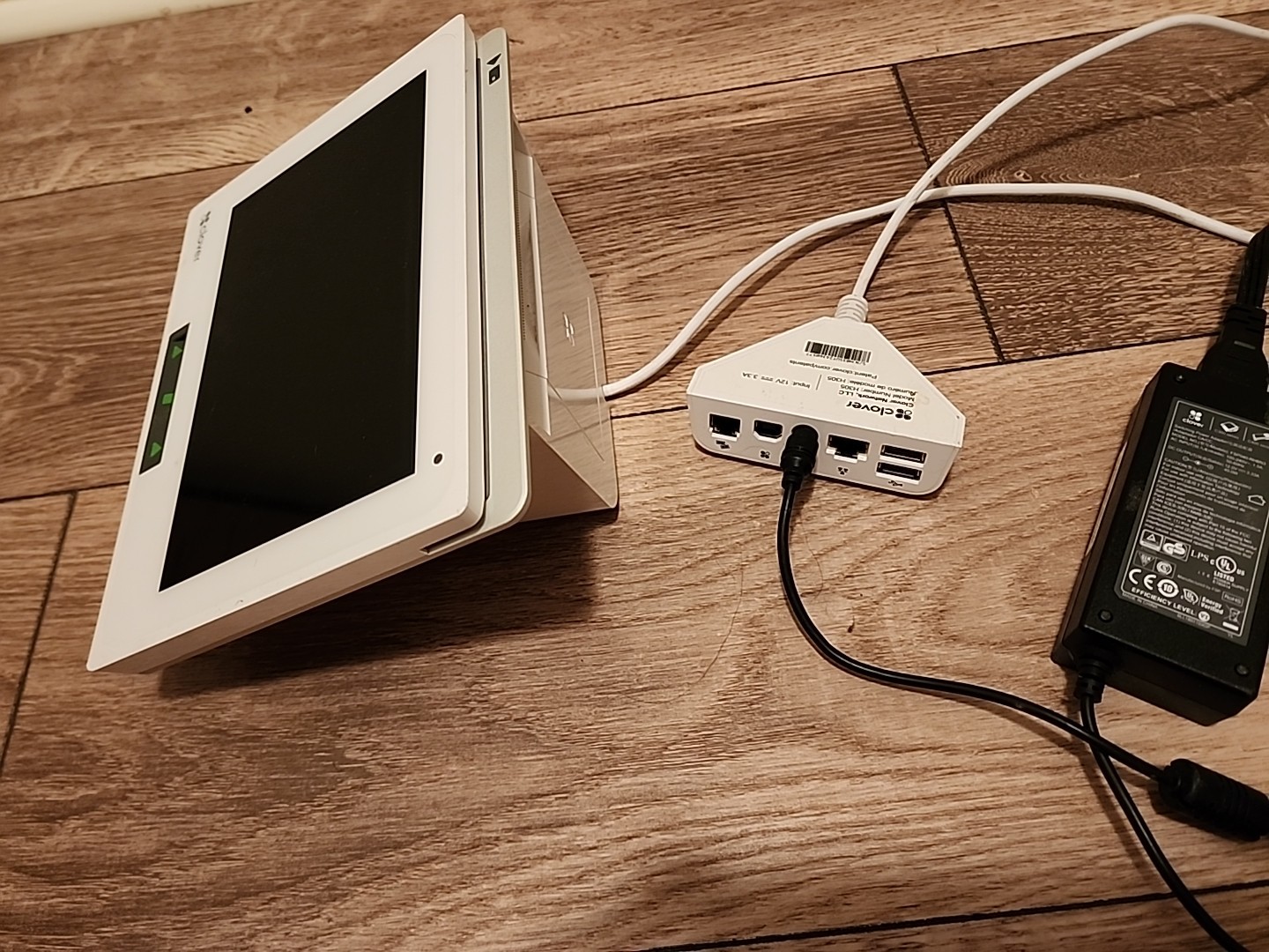 Clover Mini C305 POS System/Credit Card Terminal and Triangle Hub
