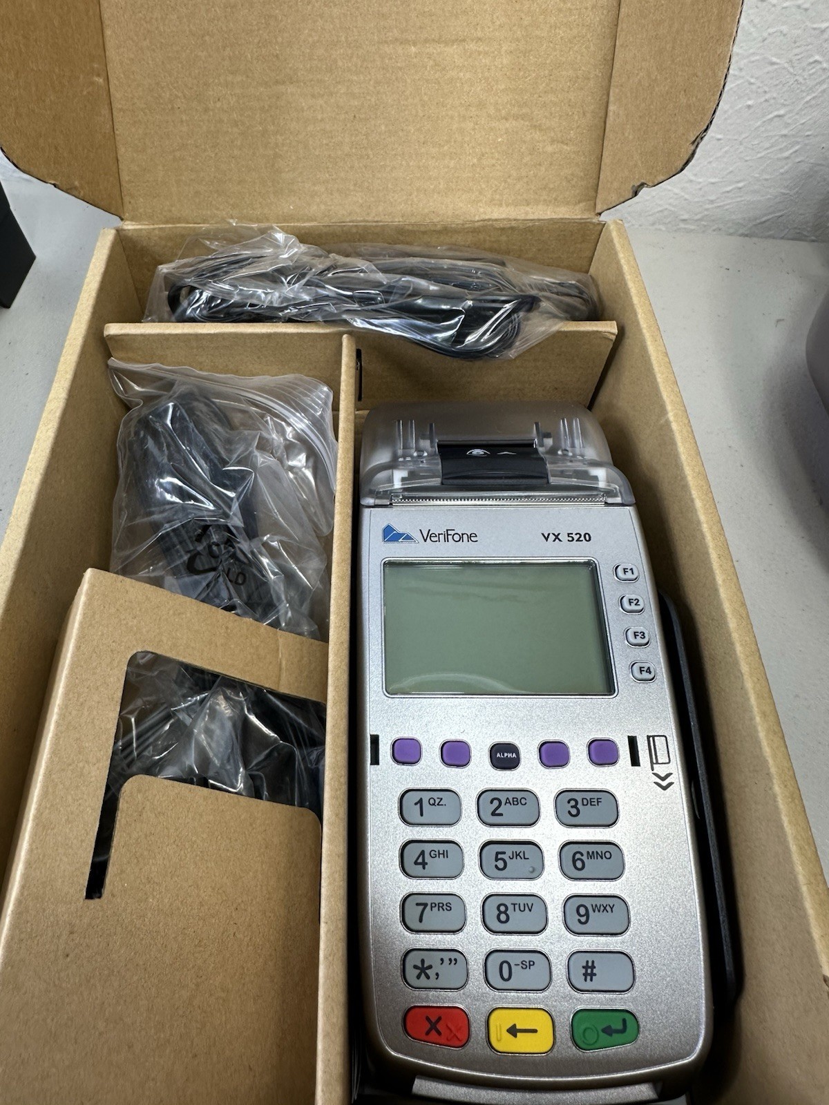 VeriFone VX520 Credit Card Terminal New In Box Complete NAA DIAL/ETH, 128/32 MB