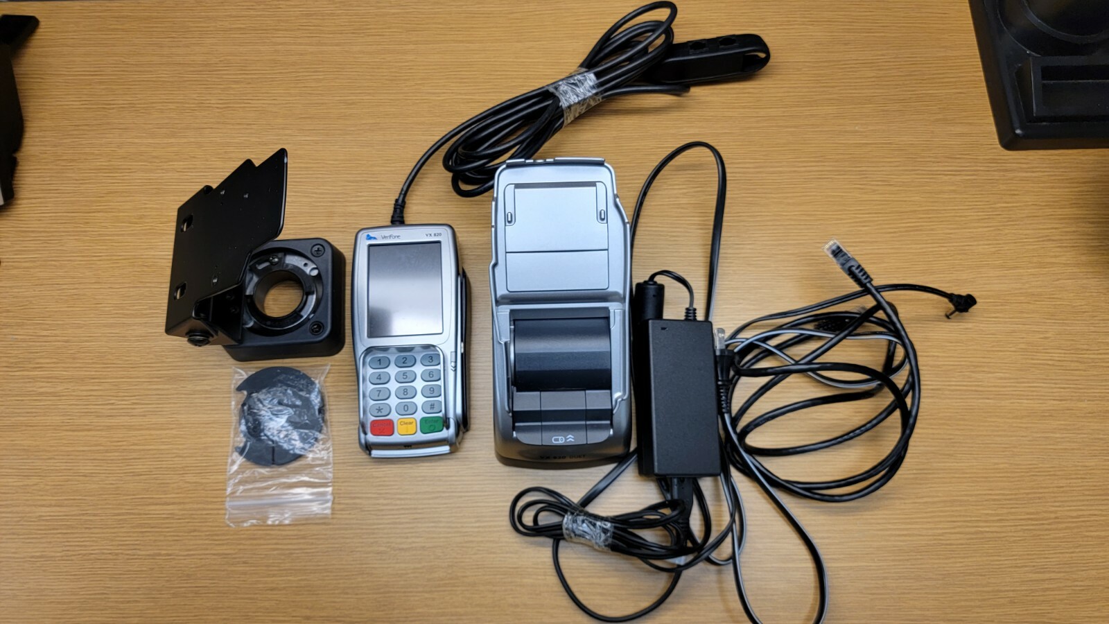 VeriFone VX820 CTLS, VX820 Duet Dock & ENS low contour stand Bundle