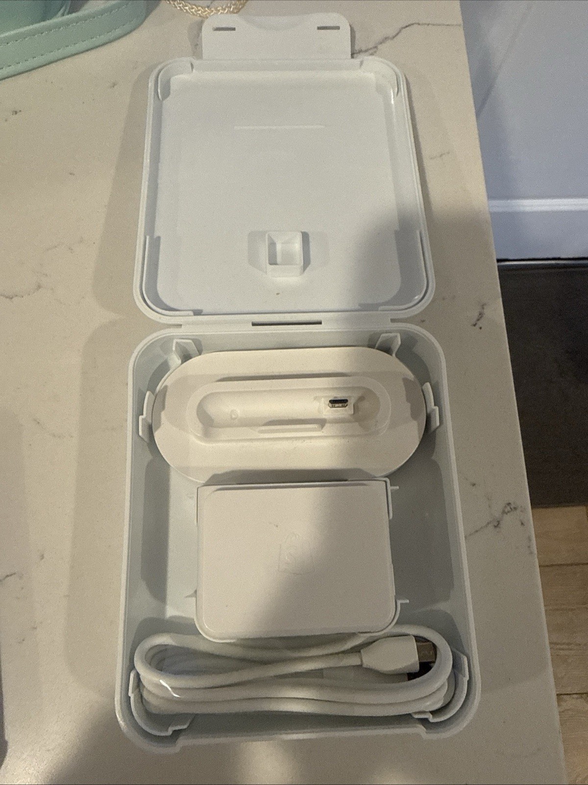 Shopify Chip & Swipe Reader White with case and charging cable – iOS and Android