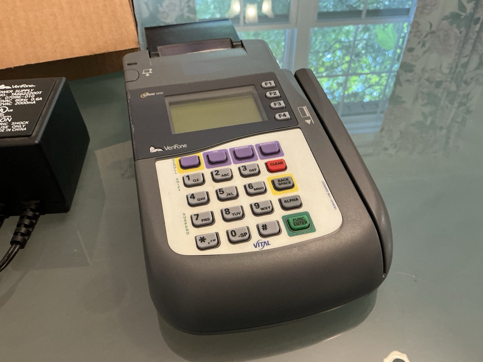Verifone OMNI 3200 Credit Card Processor Terminal Printer & Case of Paper Rolls