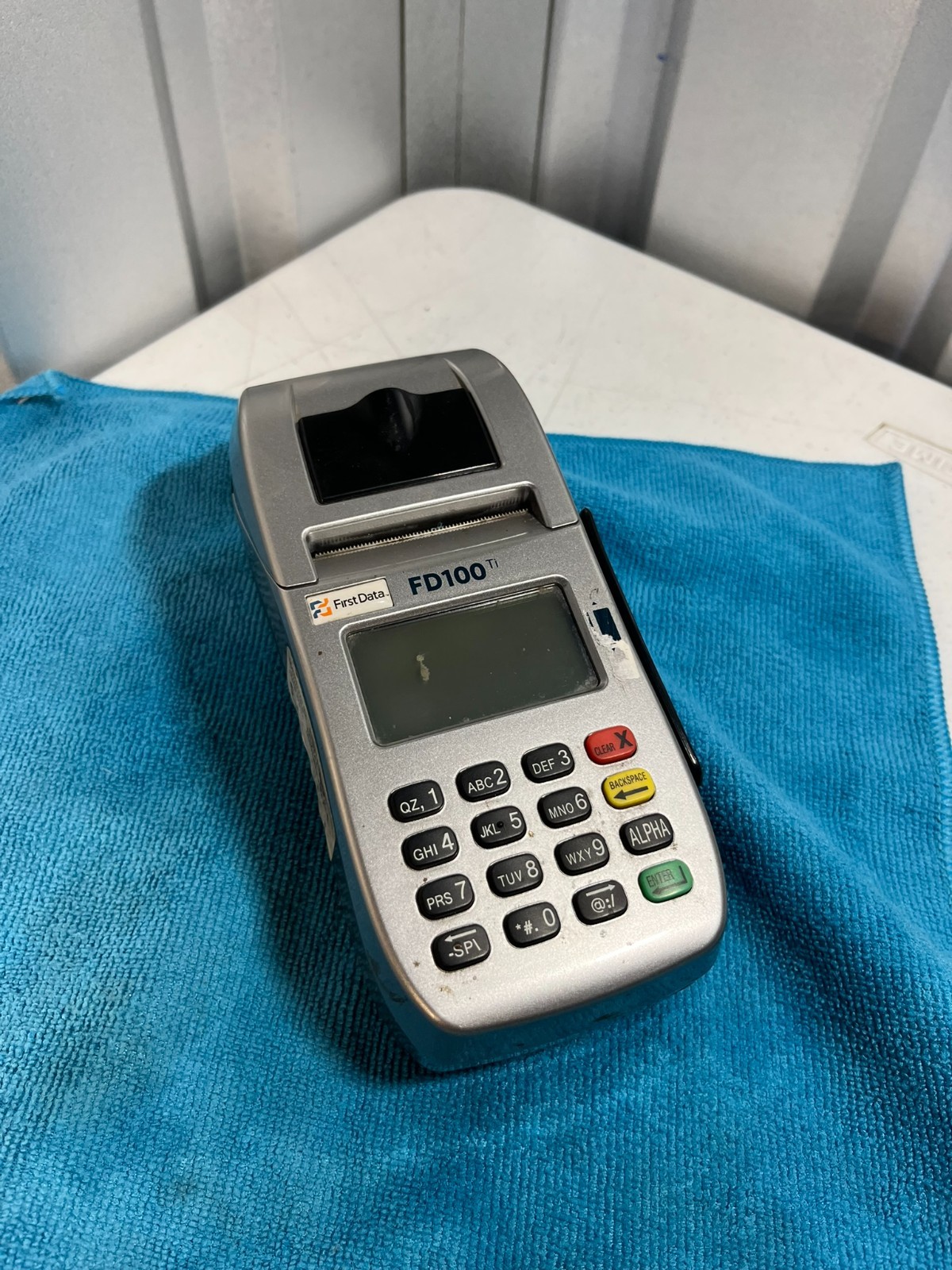 First Data FD100Ti Credit Card Terminal Reader No Cords Works
