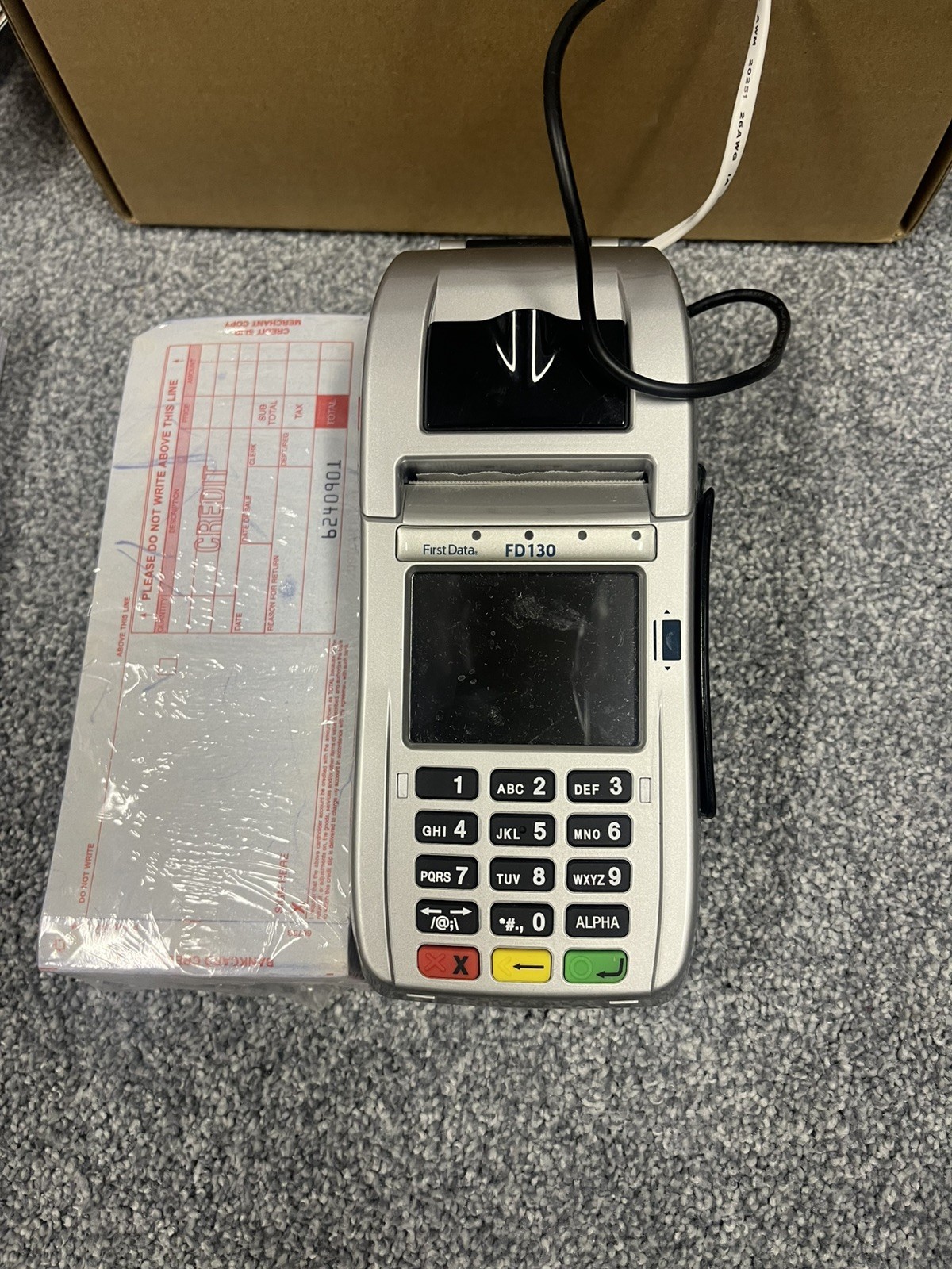 First Data FD130 Credit Card Terminal W / Rolls