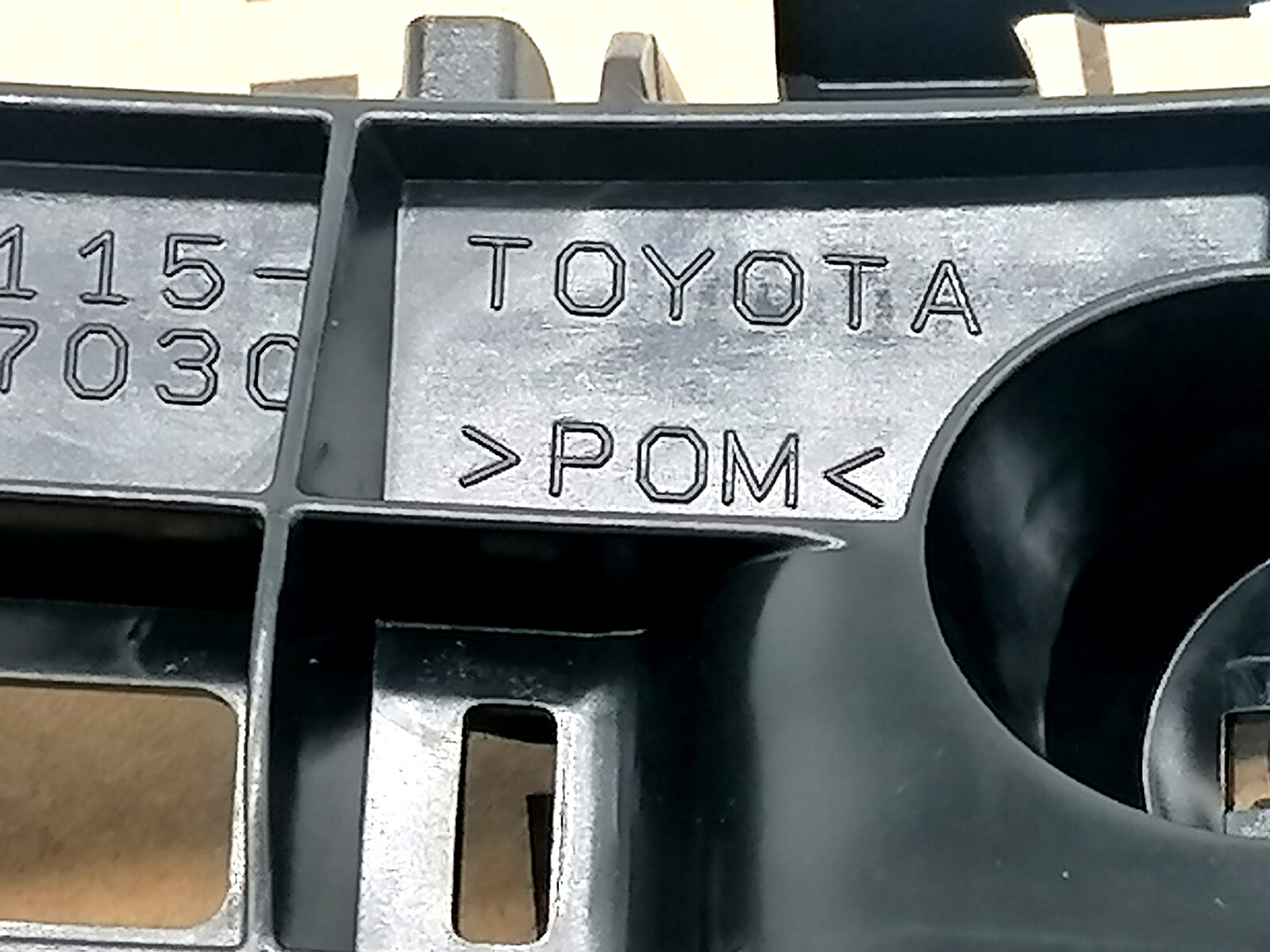 5211547030 GENUINE FOR TOYOTA 2012-2017 PRIUS V /+ FRONT BUMPER RIGHT BRACKET