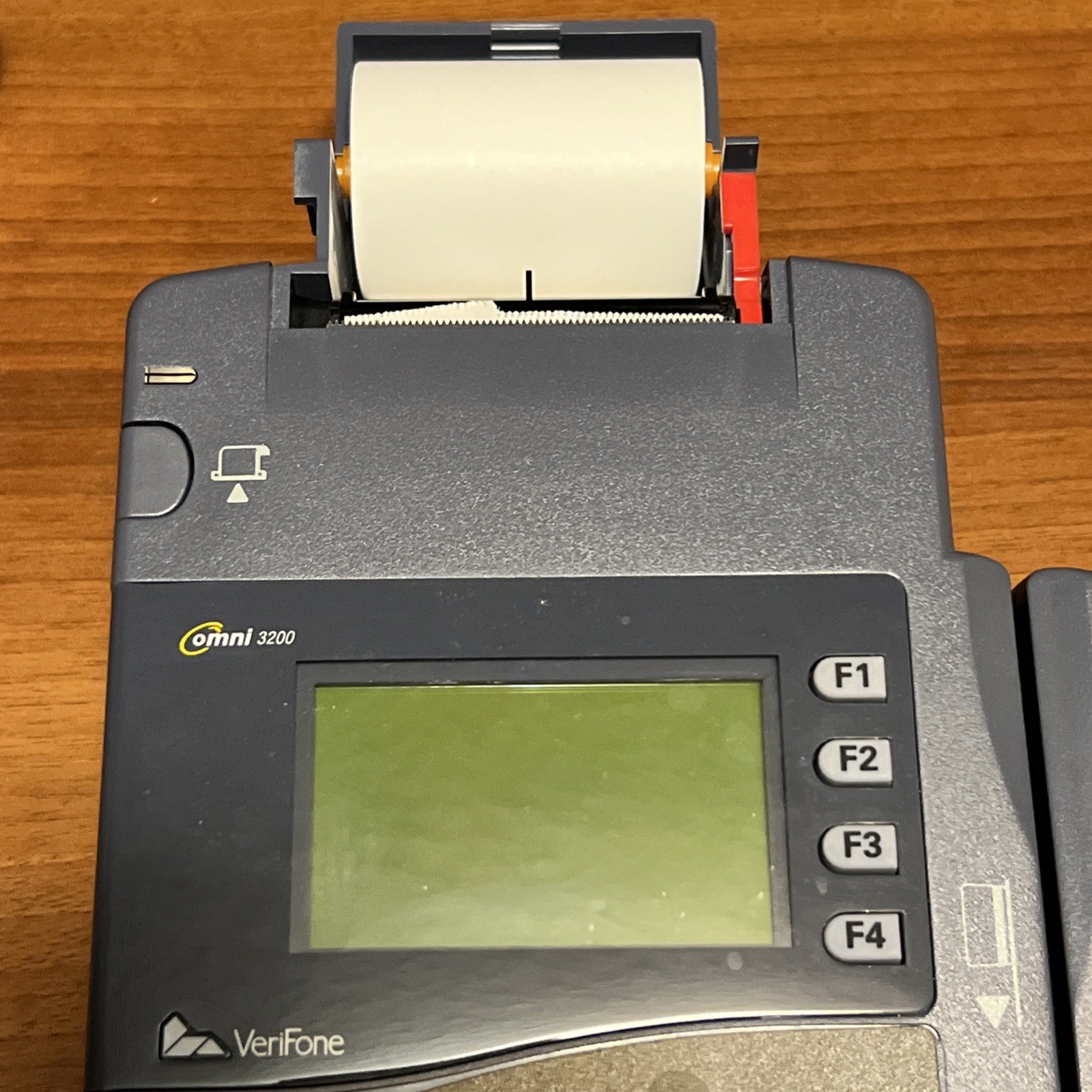 Veri-Fone, OMNI 3200 POS Terminal + (6) Paper Rolls, No Power Cable. 092-101-03