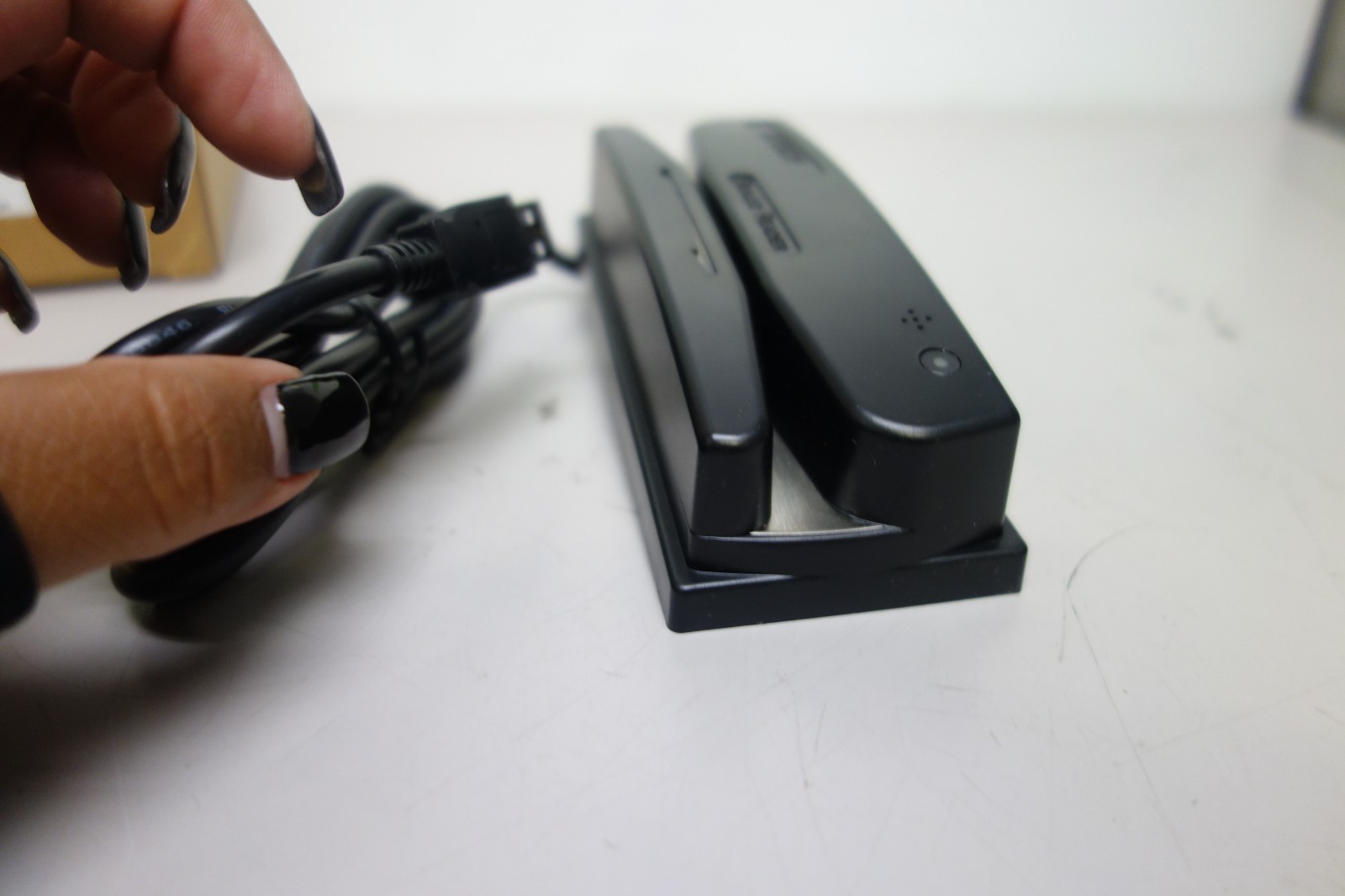 ID TECH WCR3237-600U Magnetic Stripe Barcode Badge Card Reader