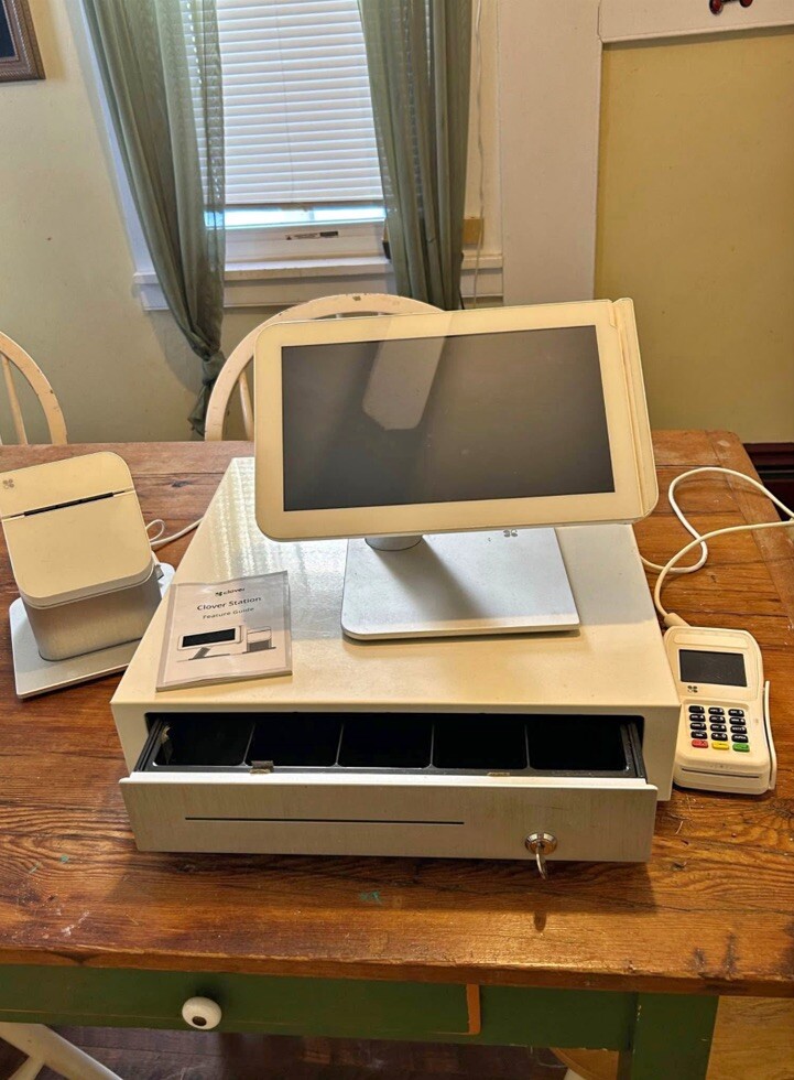 Clover Station POS System C500 With P550 Mobile Printer, D100 Cash Drawer 1 Key