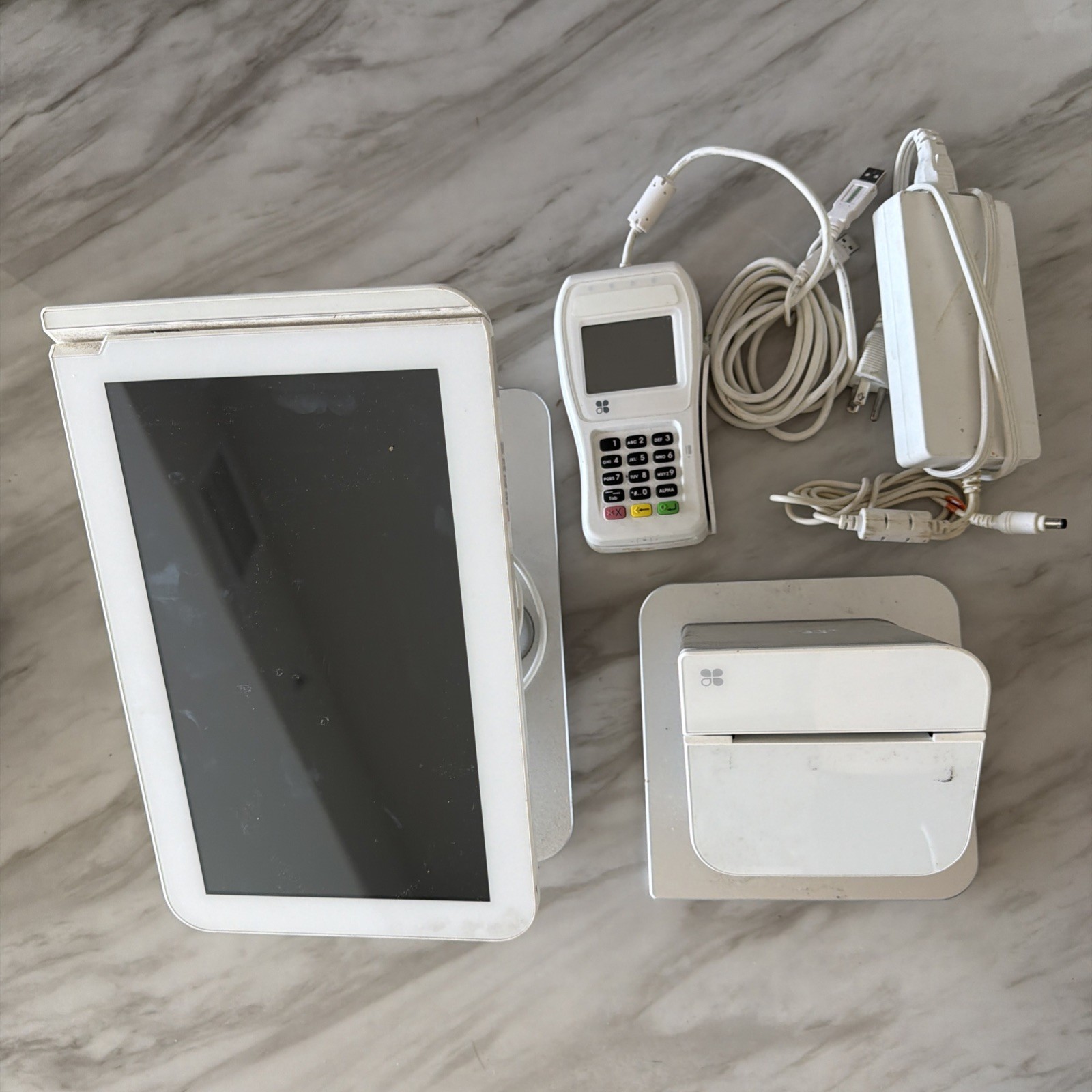 Clover 1.0 POS Station C100 And P100 With Cords And XAC Reader