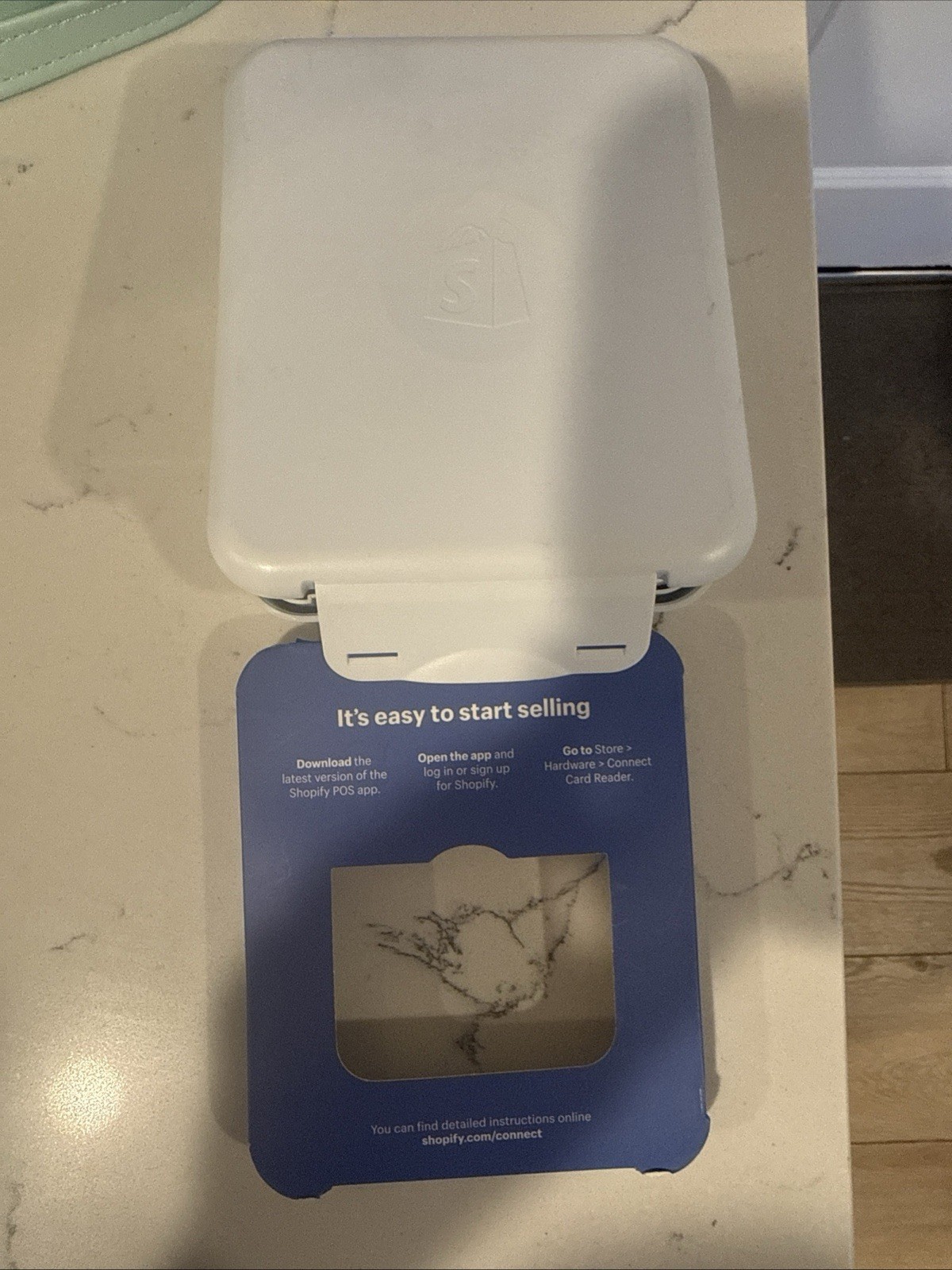 Shopify Chip & Swipe Reader White with case and charging cable – iOS and Android