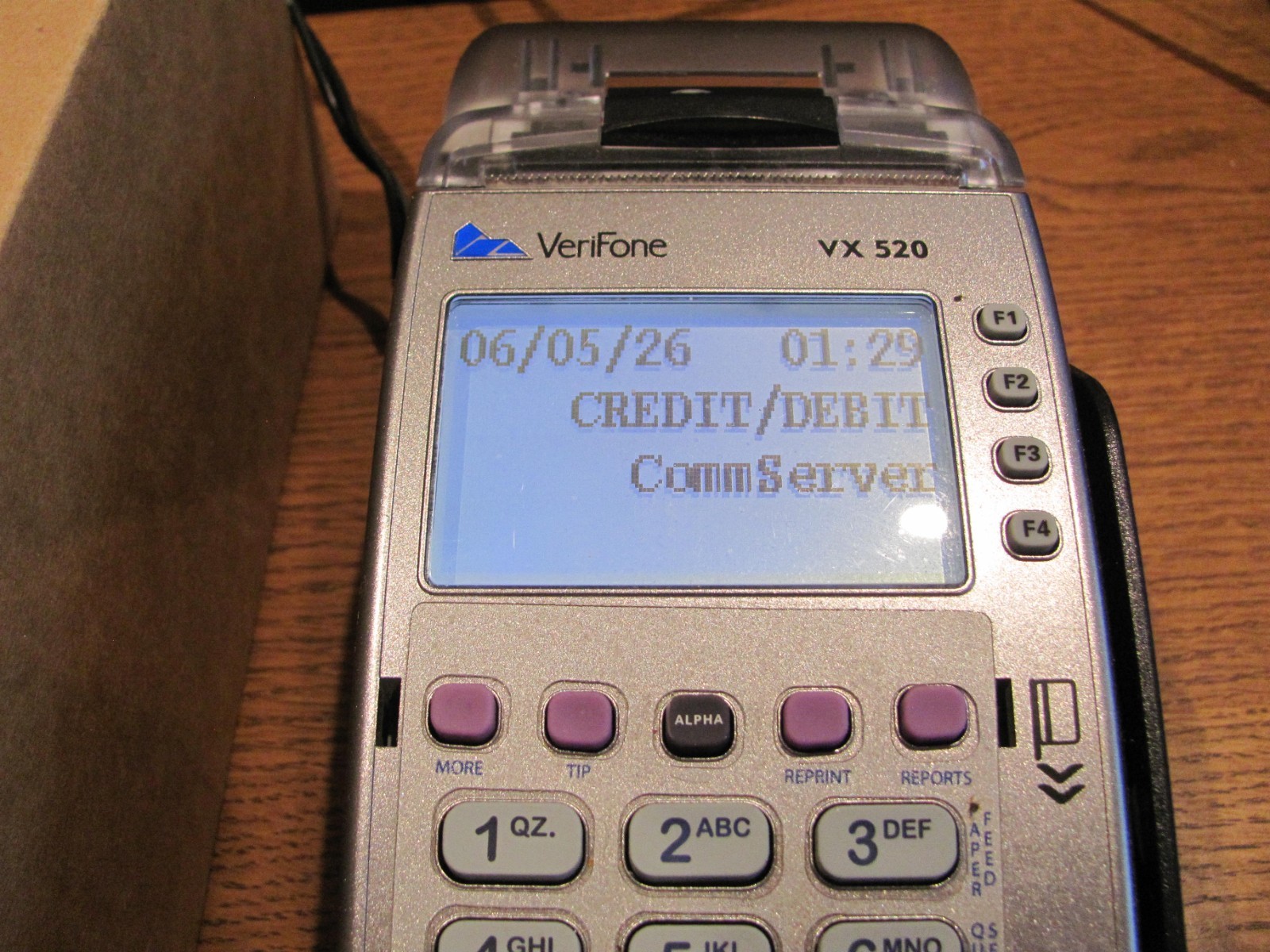 VeriFone VX520 Credit Card Terminal Machine Powers On w/Cords & Box