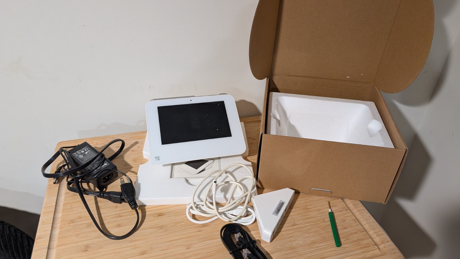 Clover Mini Wi-Fi C300 POS System w/ Triangle Hub and Power Cord