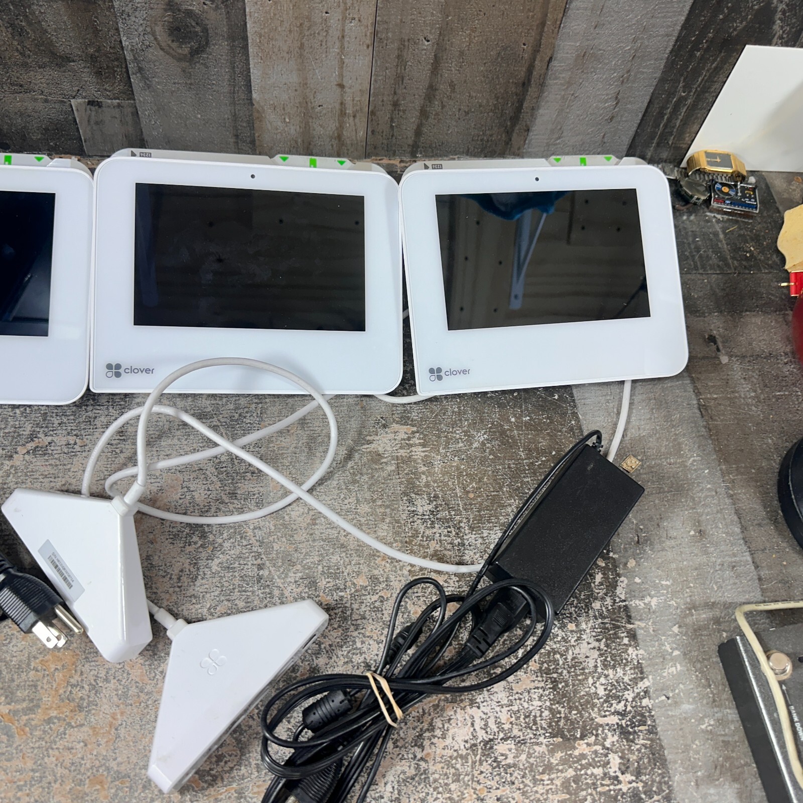 CLOVER | C302U | POS System/Credit Card Terminal with YJ3 Mini Triangle Hub Lot