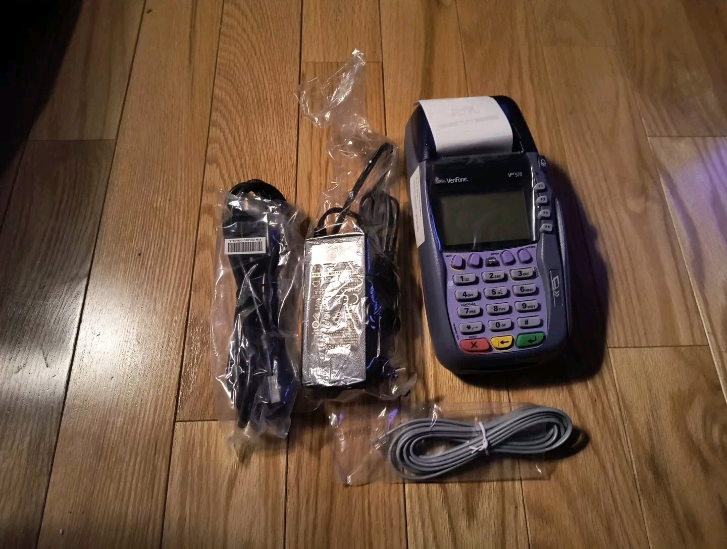 VERIFONE VX570 CREDIT CARD Machine original Box W/Power & Transmission Cords.