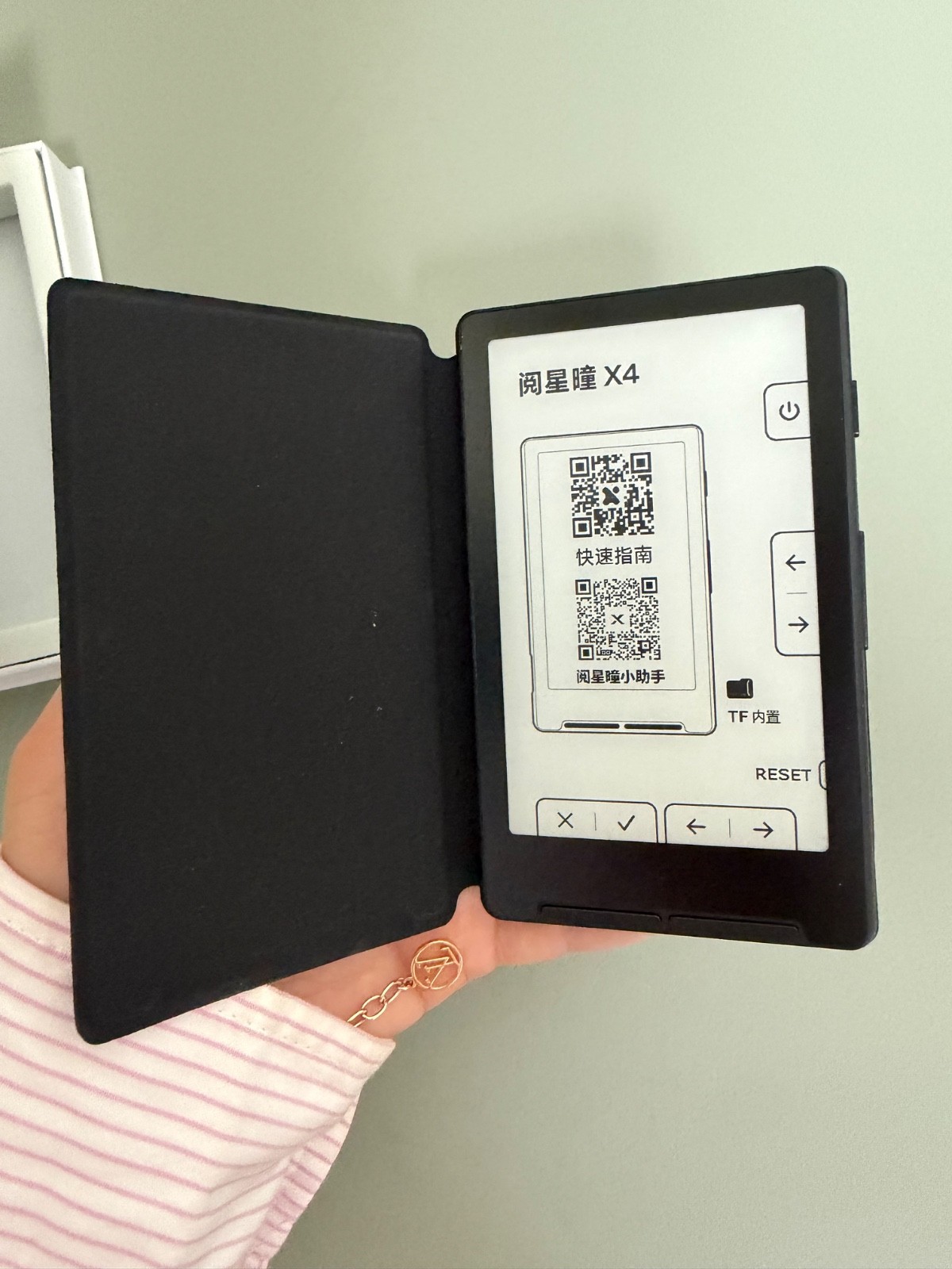 YueXingTong X4 E Ink eReader Digital Book Reader w/ Magnetic Case