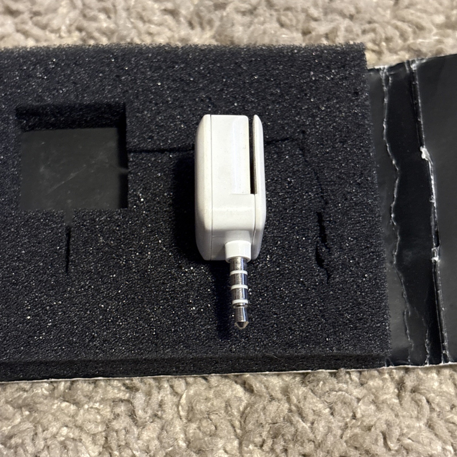 Square A-SKU-0523 Reader for Magstripe Lightning Connector WITH PACKAGE