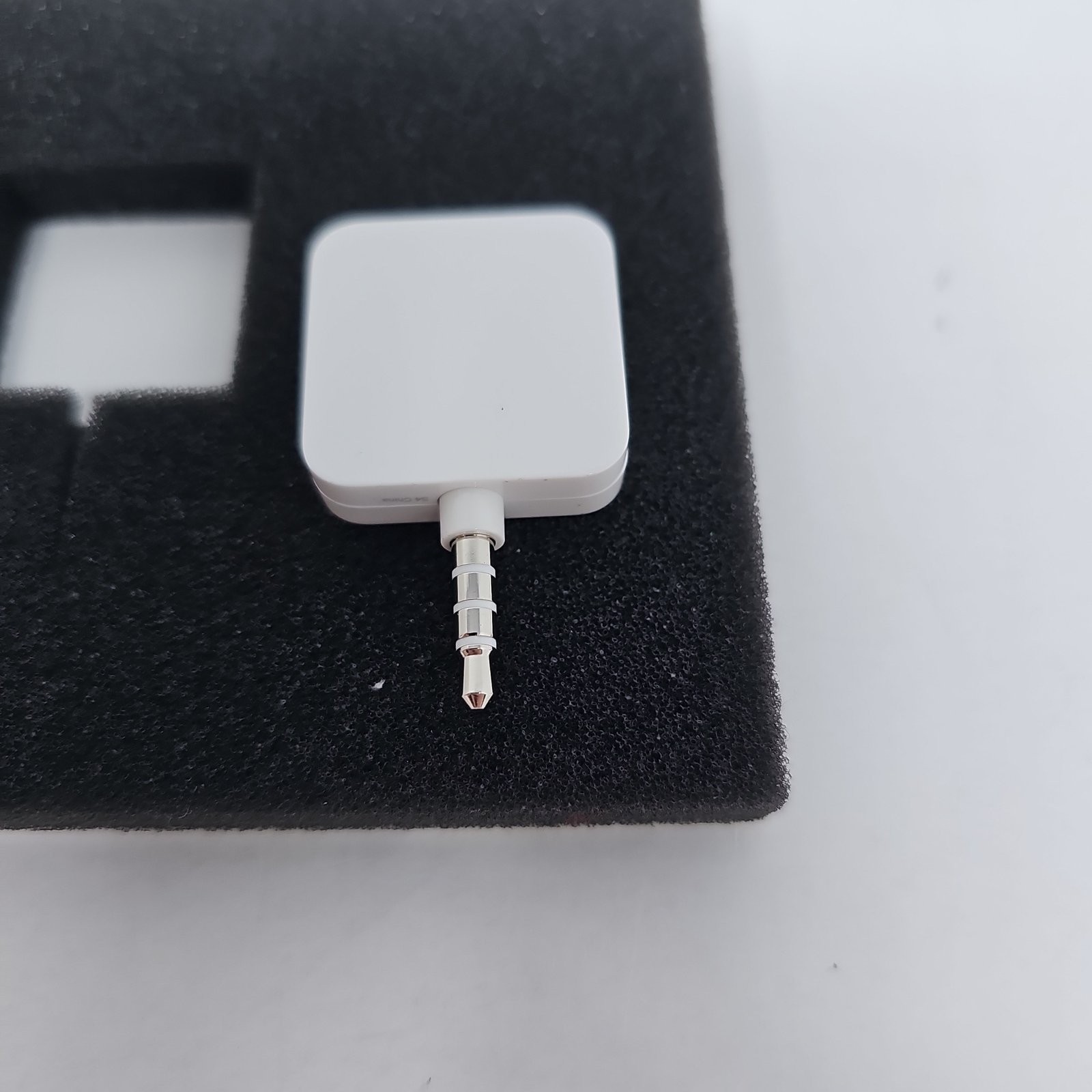 Square A-PKG-0206-01 Credit Debit Card Reader – White for Apple iPhone & Android