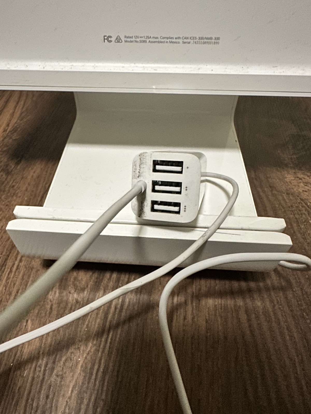 Square Stand 1st Gen POS Terminal with Reader & Power Cables – Used/ No iPad
