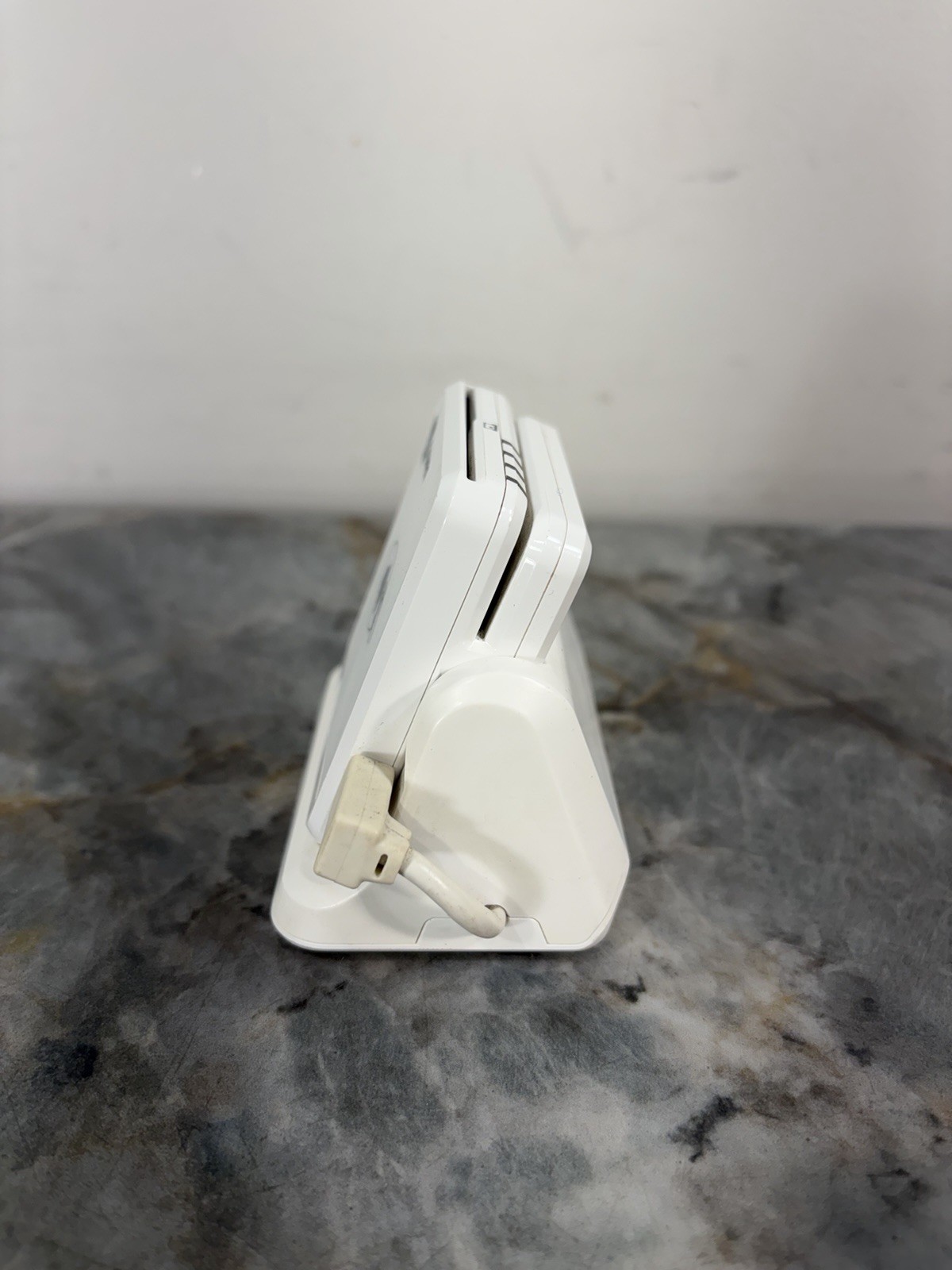 Clover Go RP457 A Contactless Chip Swipe Card Reader White With Charging Dock