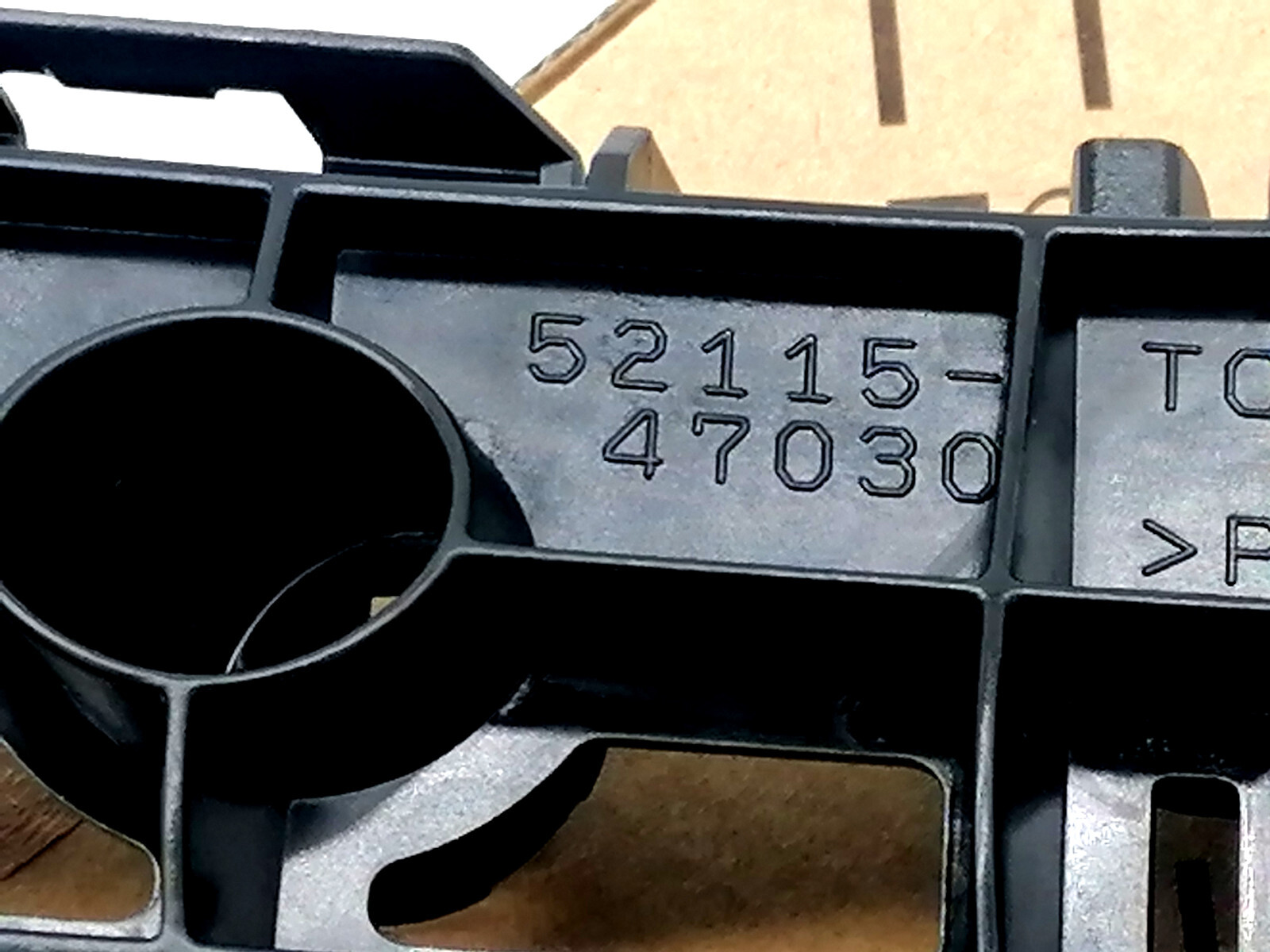 5211547030 GENUINE FOR TOYOTA 2012-2017 PRIUS V /+ FRONT BUMPER RIGHT BRACKET