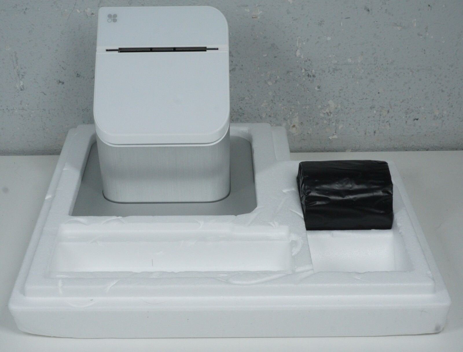 Clover C-100 Touch Screen POS System w/ P-100 Printer – White (No AC adapter)