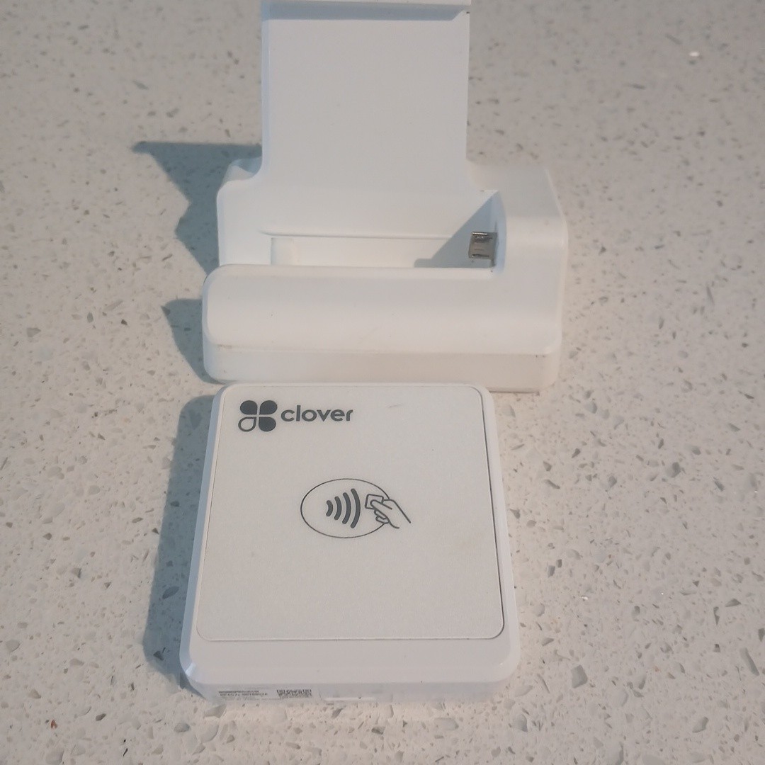 Clover Go RP457 A Contactless Chip Swipe Card Reader White With Charging Dock