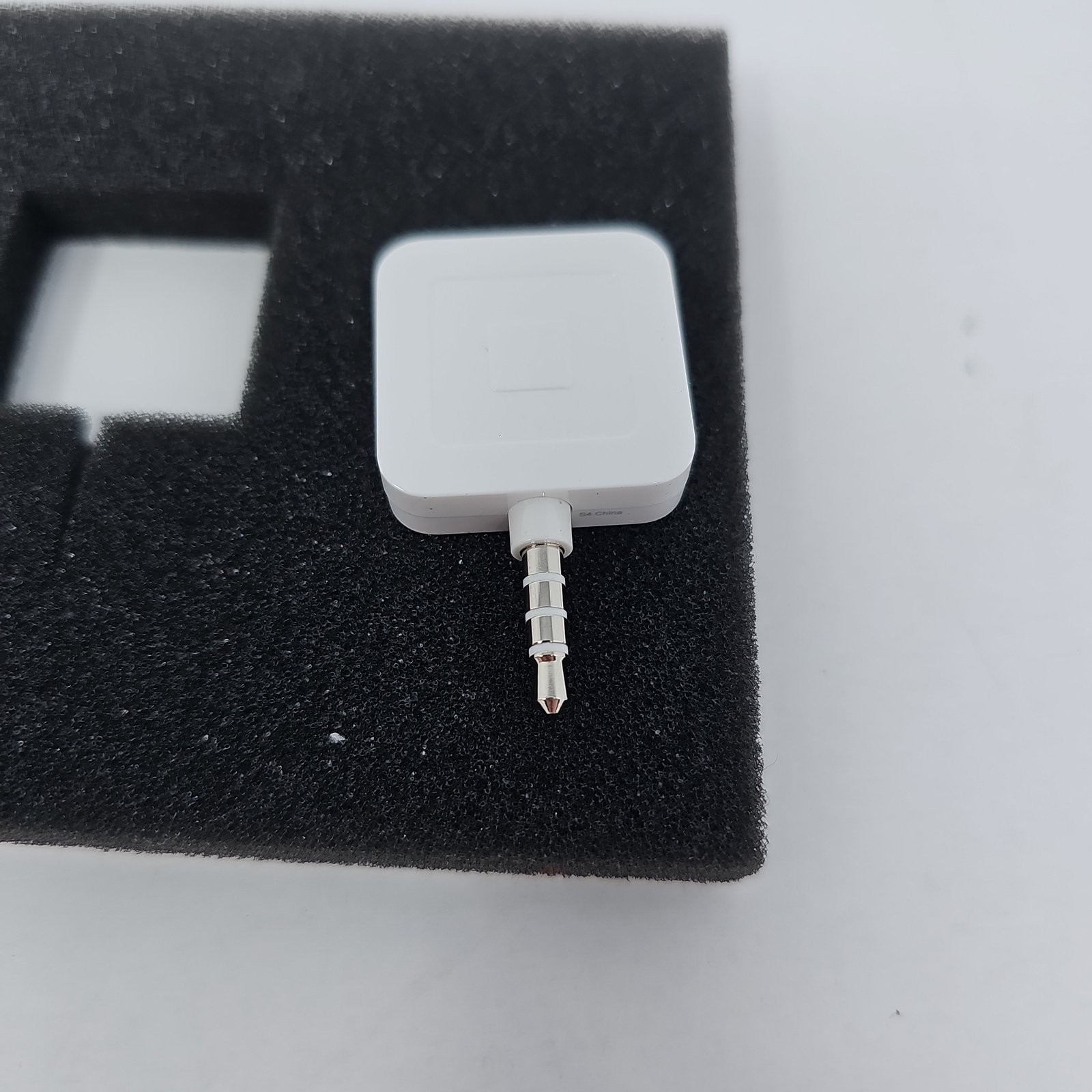 Square A-PKG-0206-01 Credit Debit Card Reader – White for Apple iPhone & Android