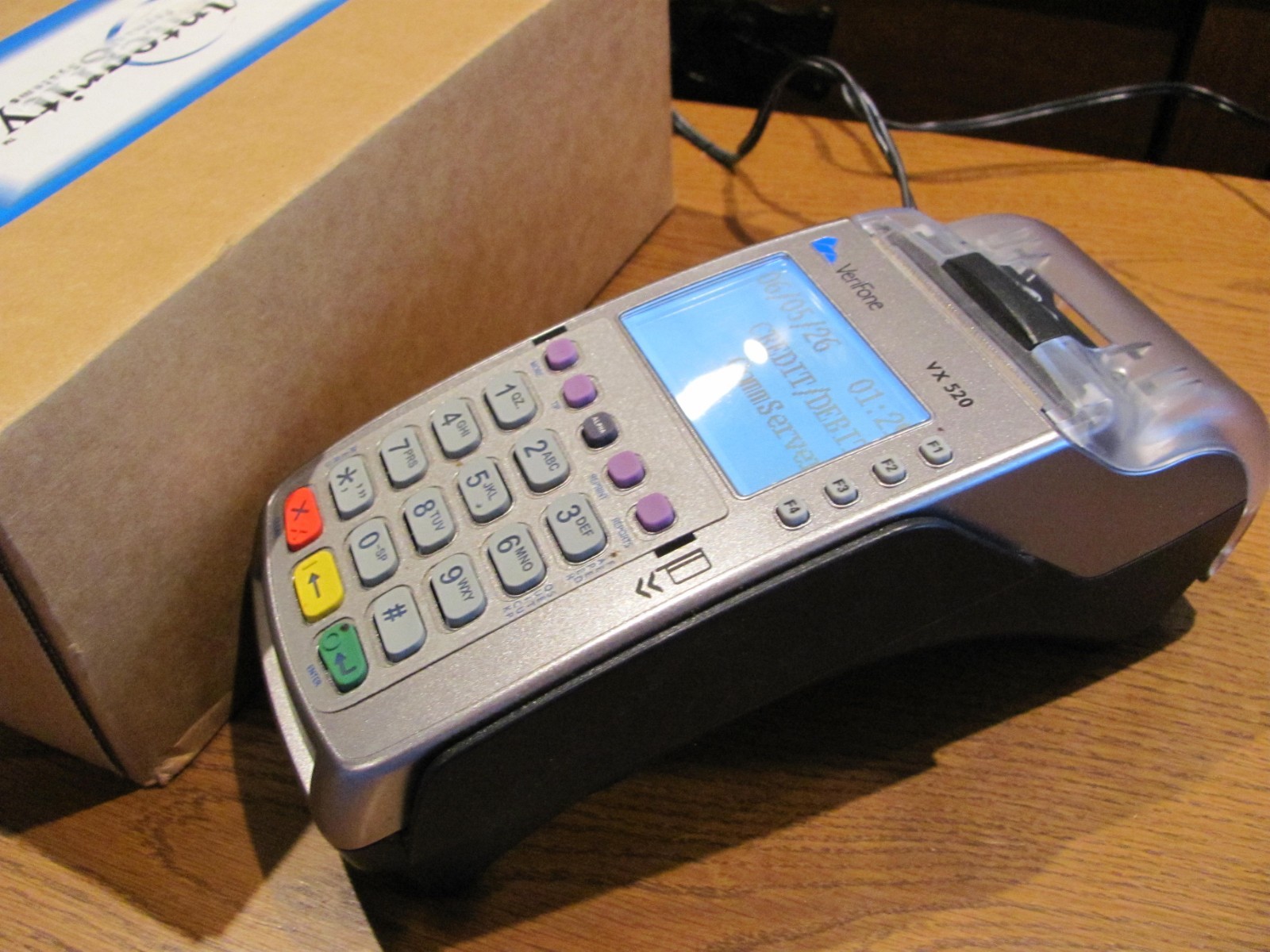 VeriFone VX520 Credit Card Terminal Machine Powers On w/Cords & Box