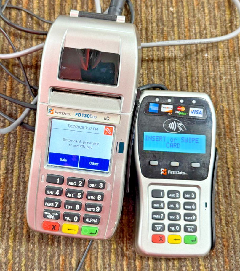 First Data FD130DUO Credit Card Machine w/Power AC Adapter, (TURNS ON)
