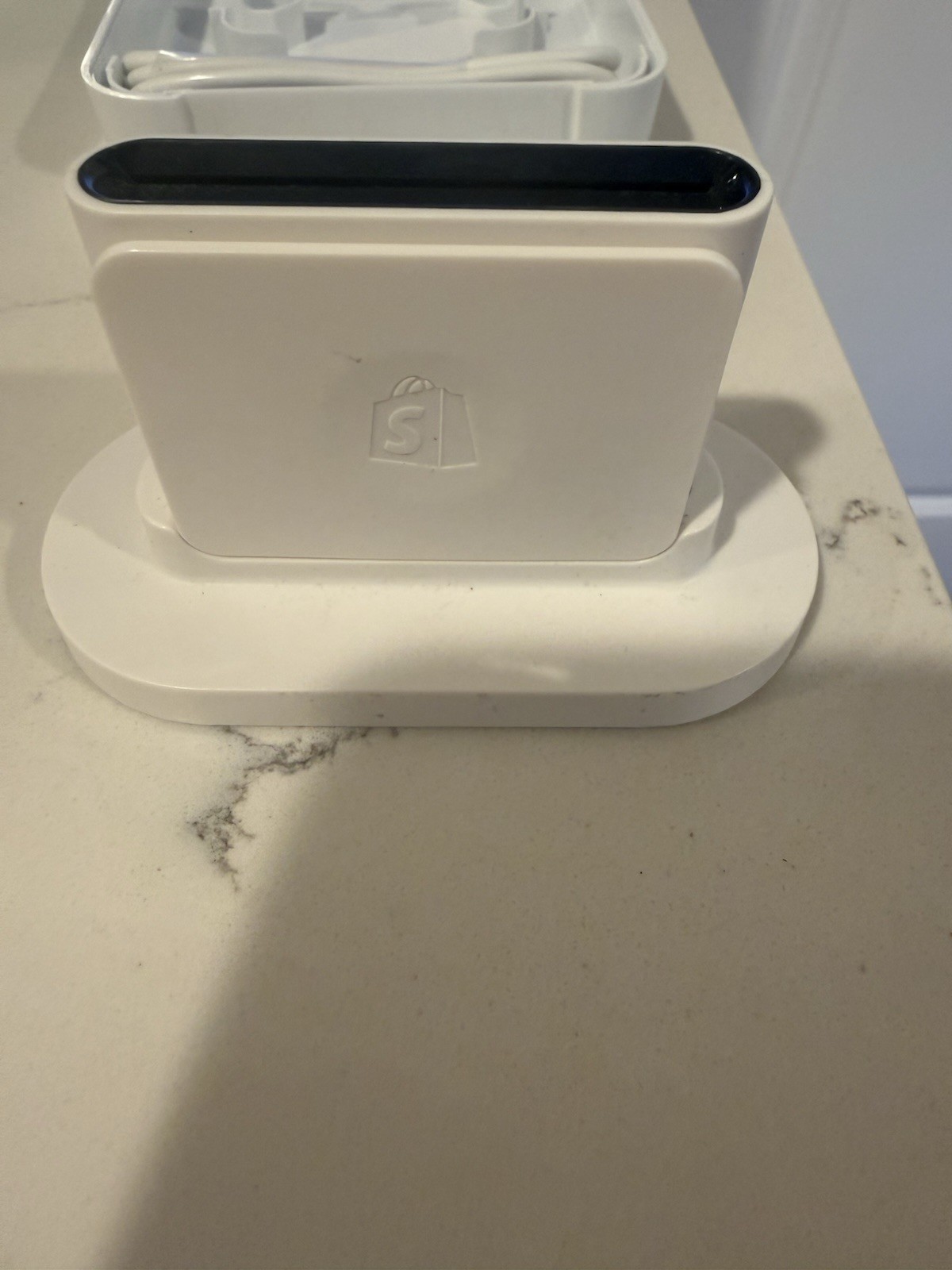 Shopify Chip & Swipe Reader White with case and charging cable – iOS and Android