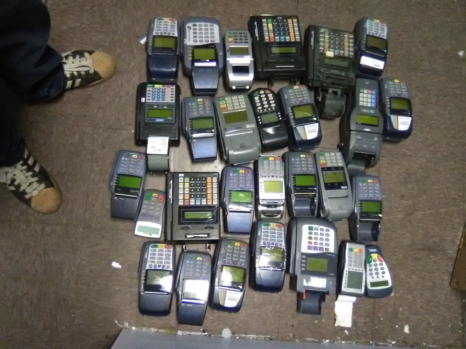 LOT OF 28 CREDIT CARD TERMINAL VERIFONE, HYPERCOM, EQUINOX, FIRSTDATA