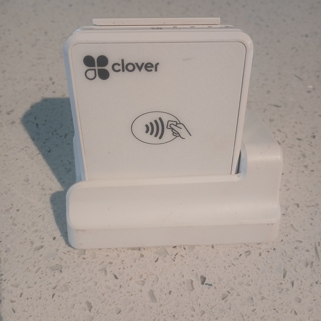 Clover Go RP457 A Contactless Chip Swipe Card Reader White With Charging Dock