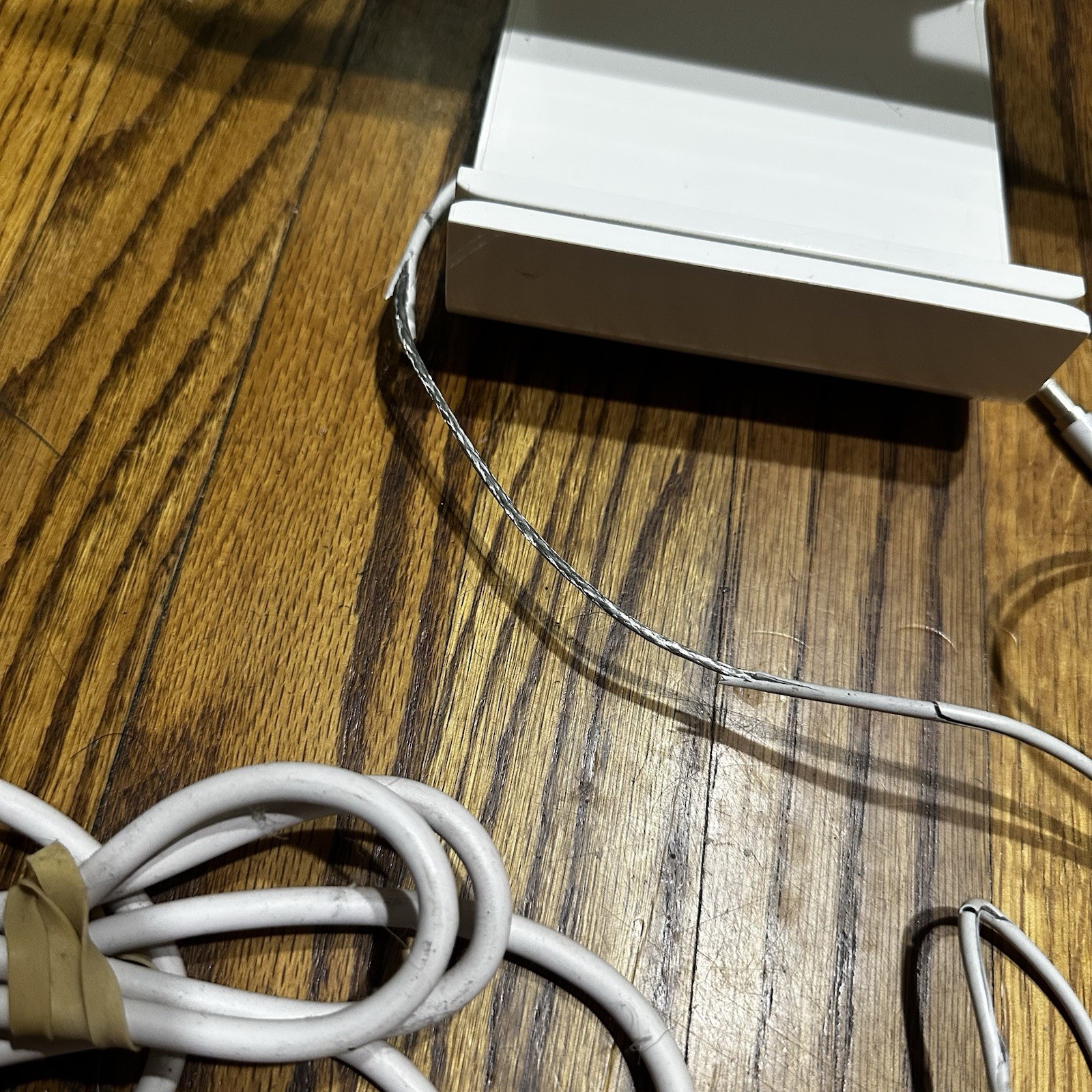 Square Stand 1st Gen POS Terminal with Reader & Power Cables – AS IS / NO IPAD