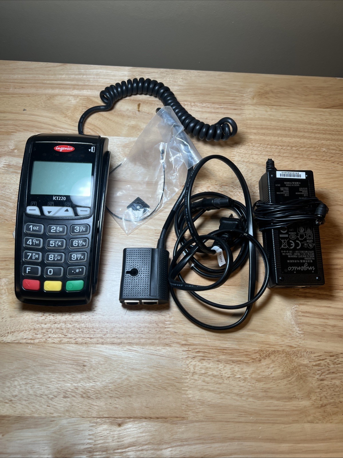 Ingenico iCT220 Credit Card Terminal w/ electronic plug and phone adapter READ!