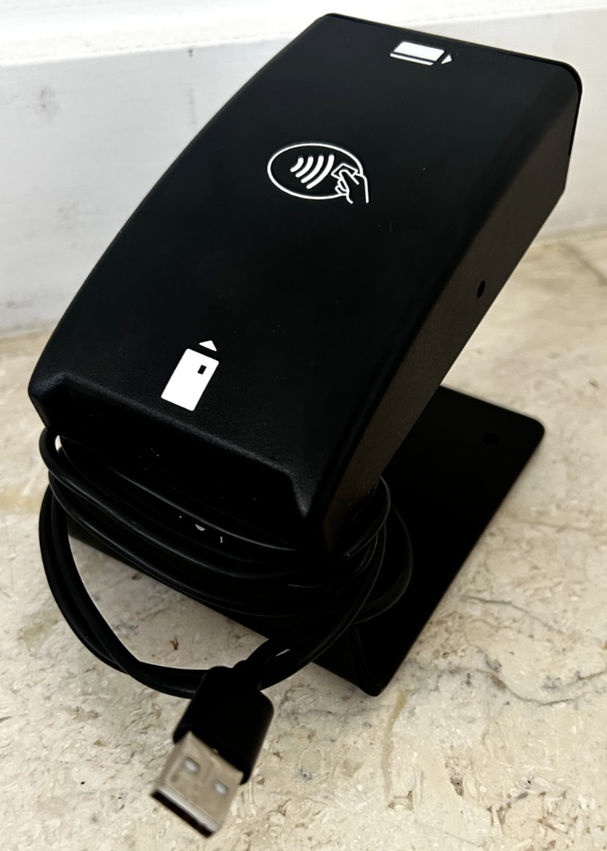 Vault brand USB powered Bluetooth 3-in-1 Card Reader : Model ID 80149008-001