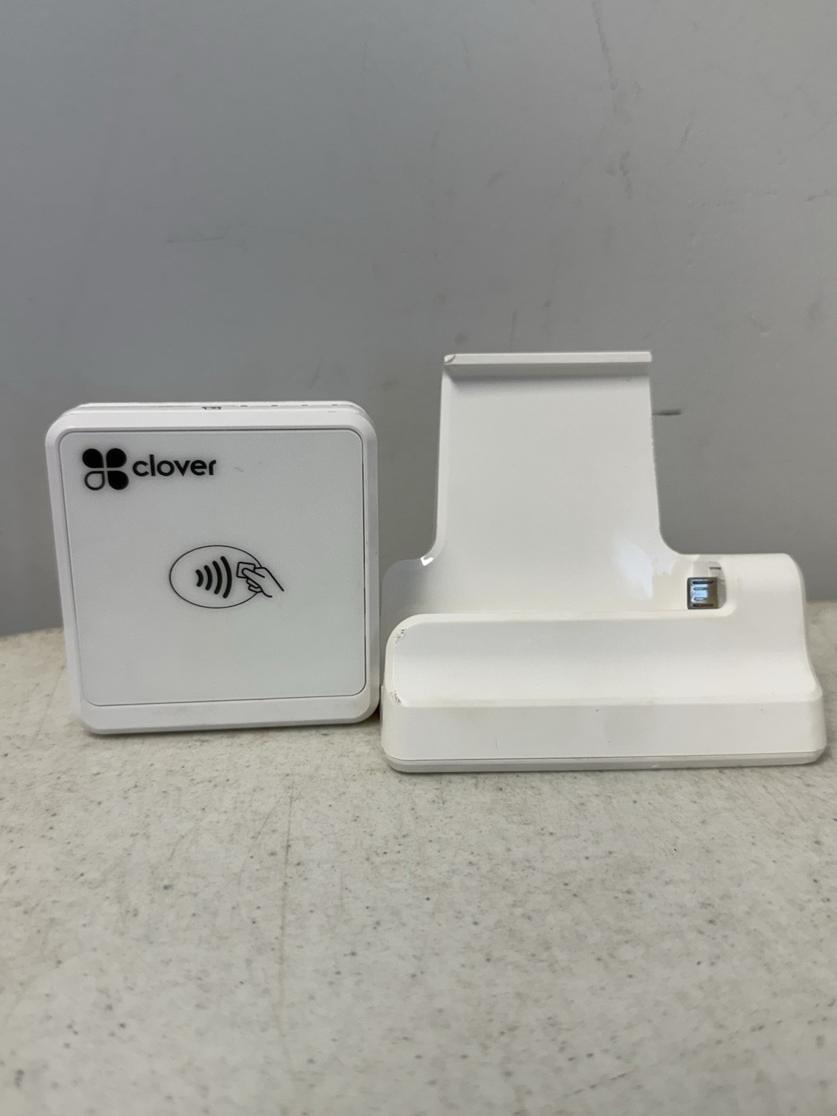Clover Go RP457 A Contactless Chip Swipe Card Reader White With Charging Dock