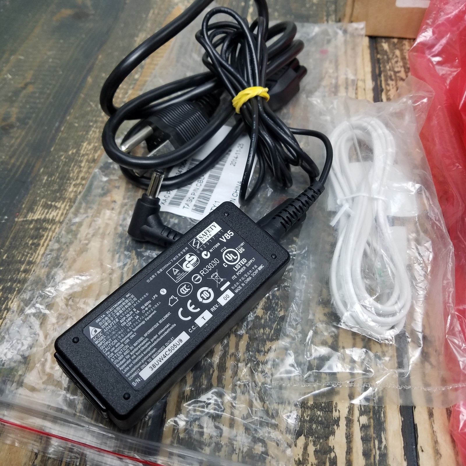 First Data FD130 Credit Card Terminal in BOX with Adapter and Paper + BOX