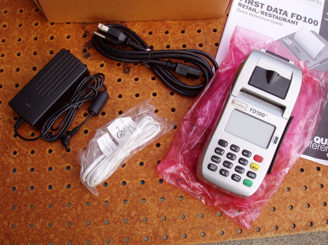 FIRST DATA MODEL FD100 CREDIT CARD TERMINAL MACHINE RETAIL RESTAURANT ELECTRONIC