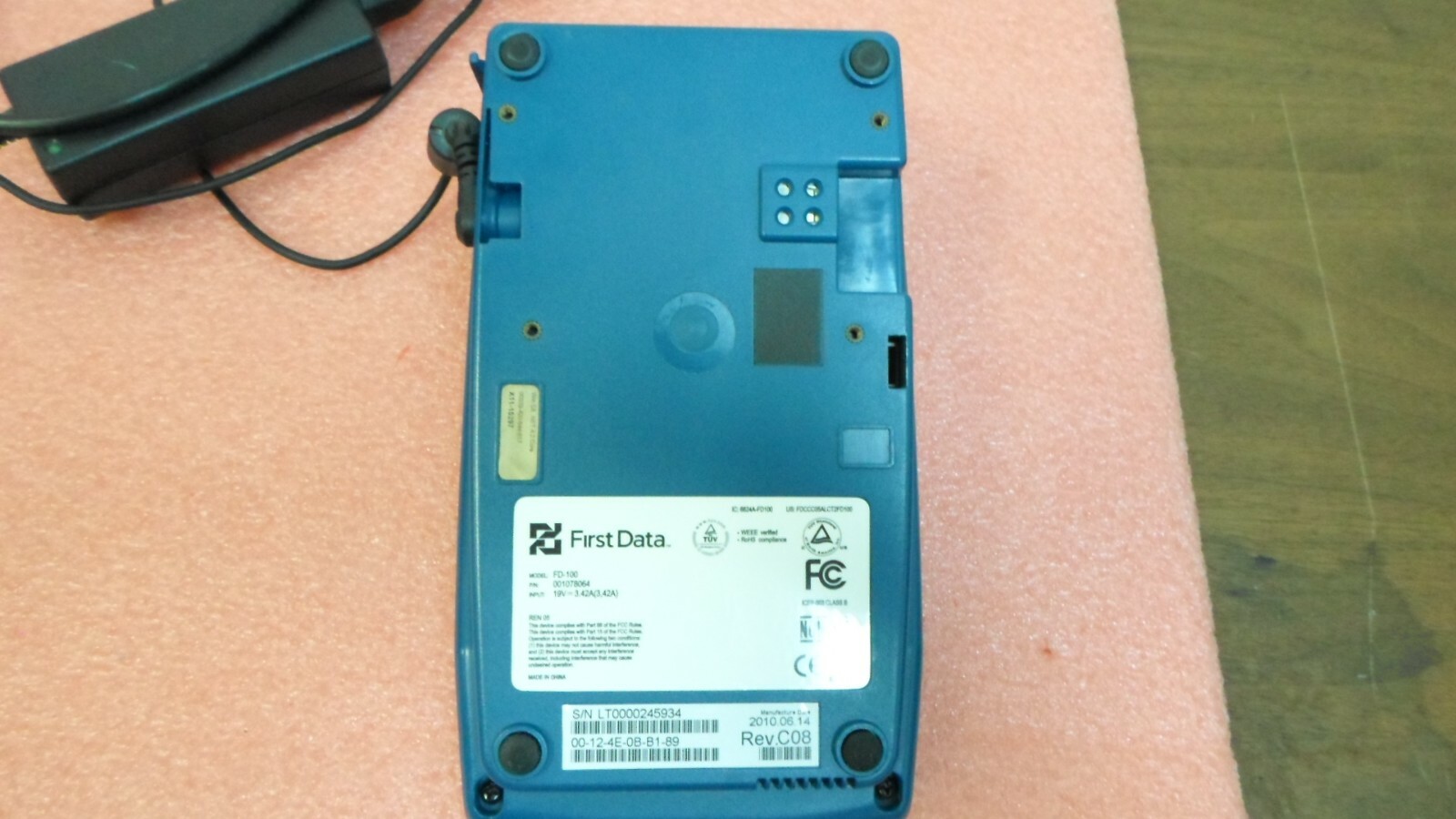 First Data Credit Card Terminal Model FD-100 P/N: 001078064 W/ADAPTER
