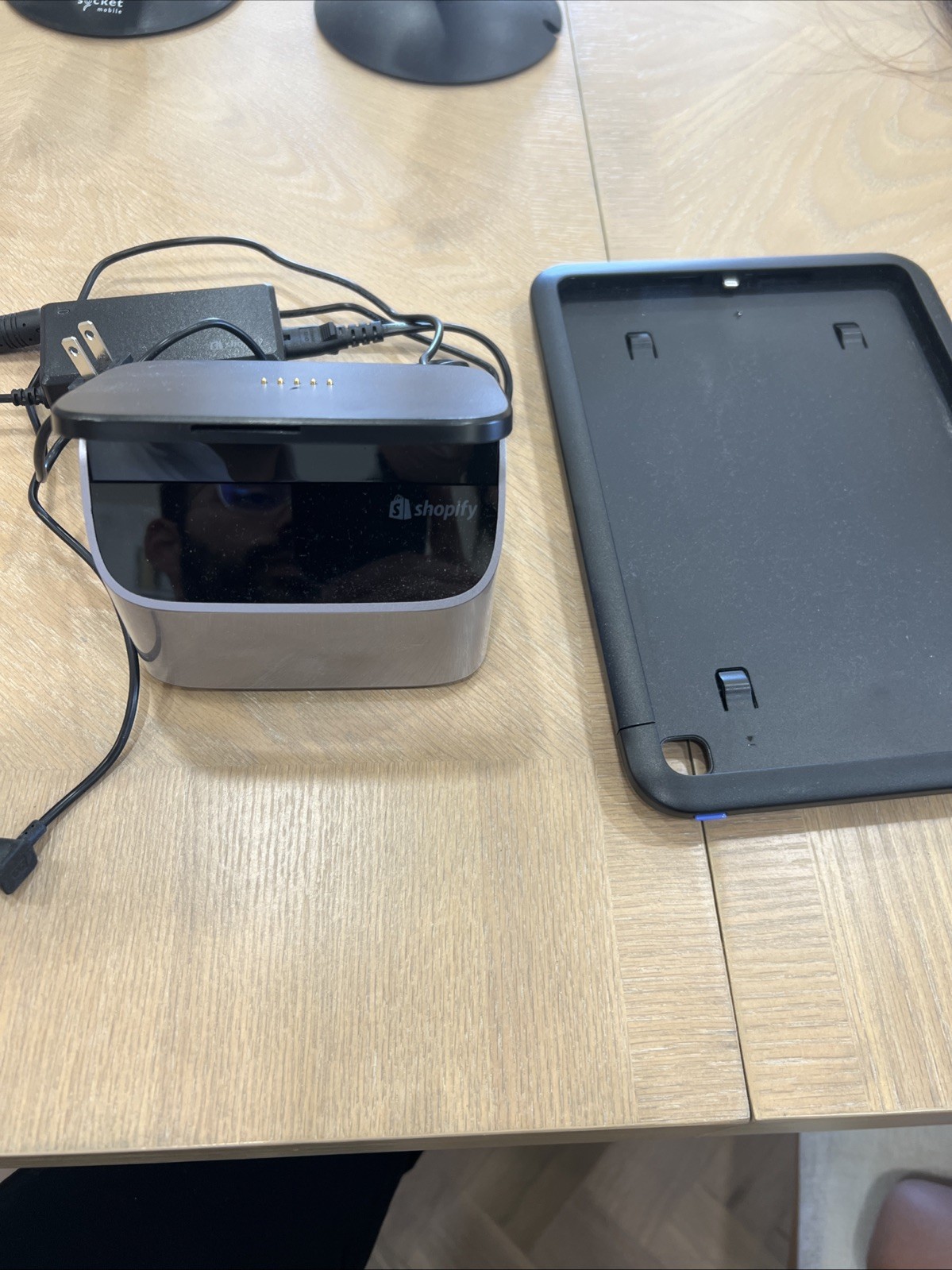 Shopify POs Doc Station For iPads Charging Hold ￼