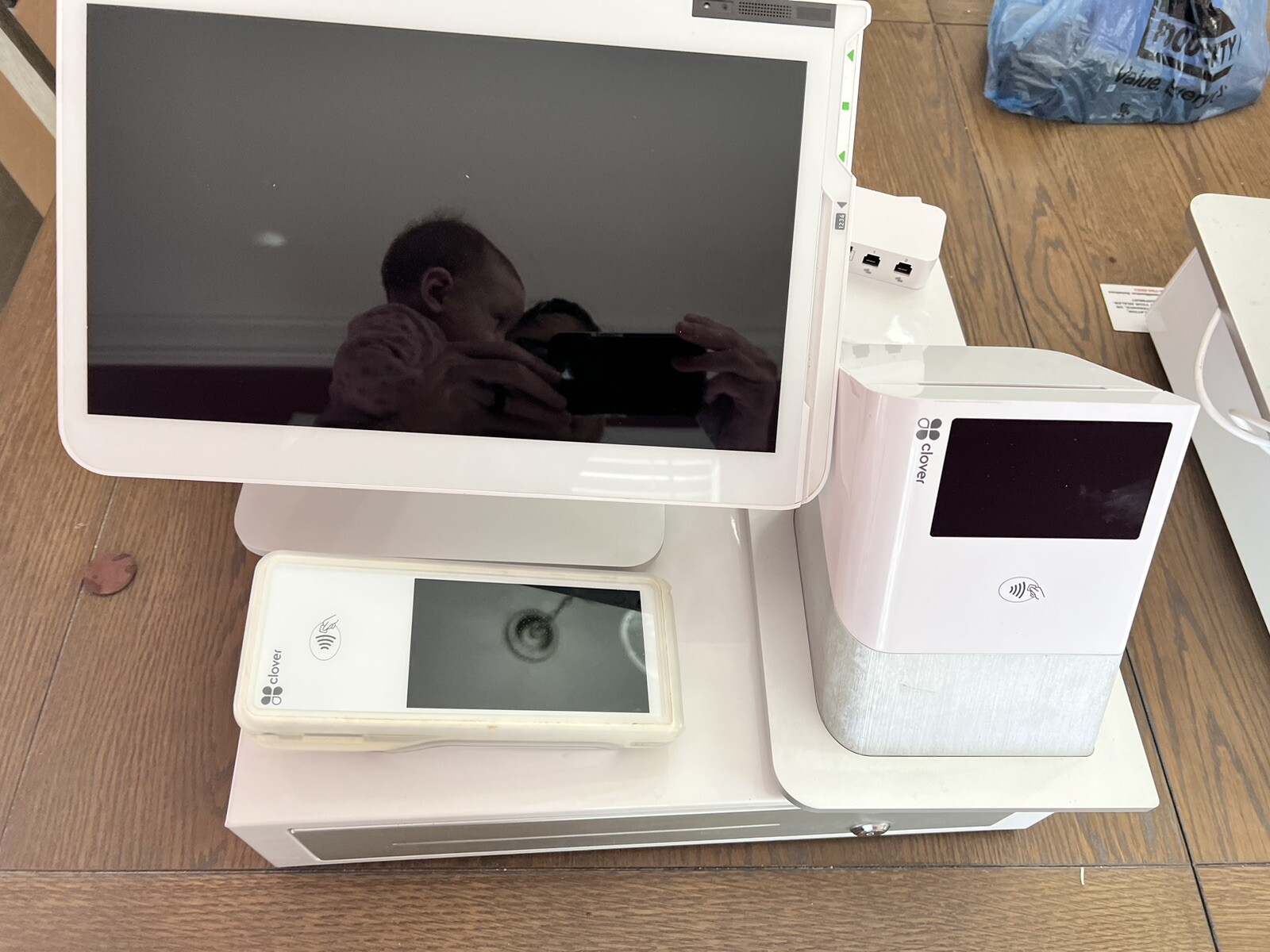 Clover Station POS System Apple-Pay-EMV-Printer- Cash Drawer And Clover Mini