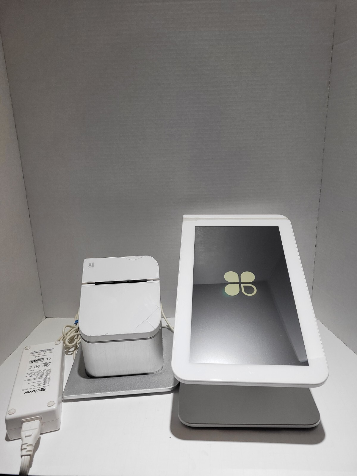 Clover 1.0 POS Station C100 And P100 With Cords And First Data FD-35 Read