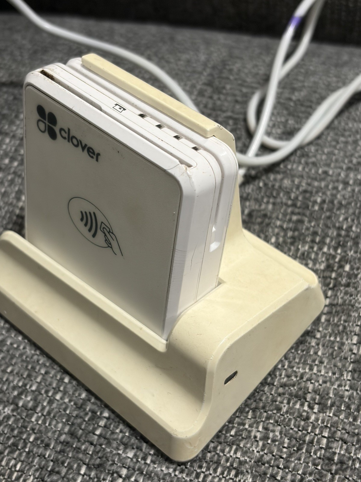 Clover Go RP457 A Contactless Chip Swipe Card Reader White W/Charging Dock cable