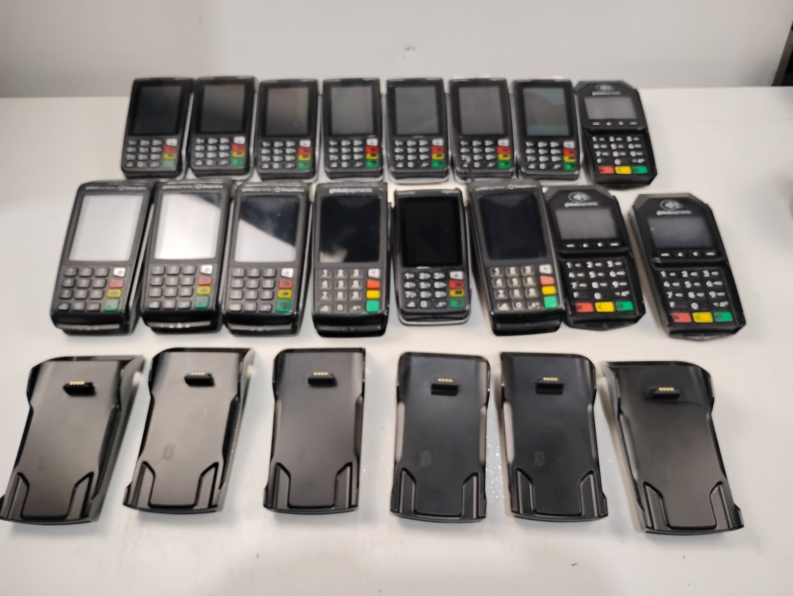 NO TARIFF LOT 16X INGENICO TERMINALS + 6 BASES + 4 CASES + 3x 8V POWER SUPPLIES