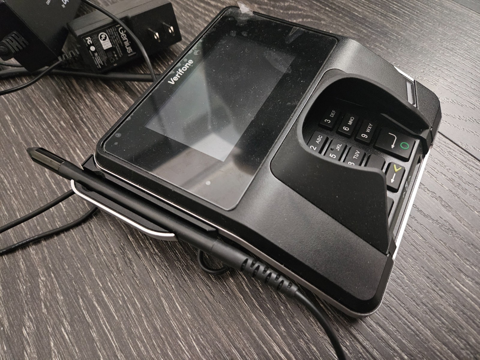 Verifone MX 915 Credit Card Terminal + stylus + PoE adapter, tested and turns on