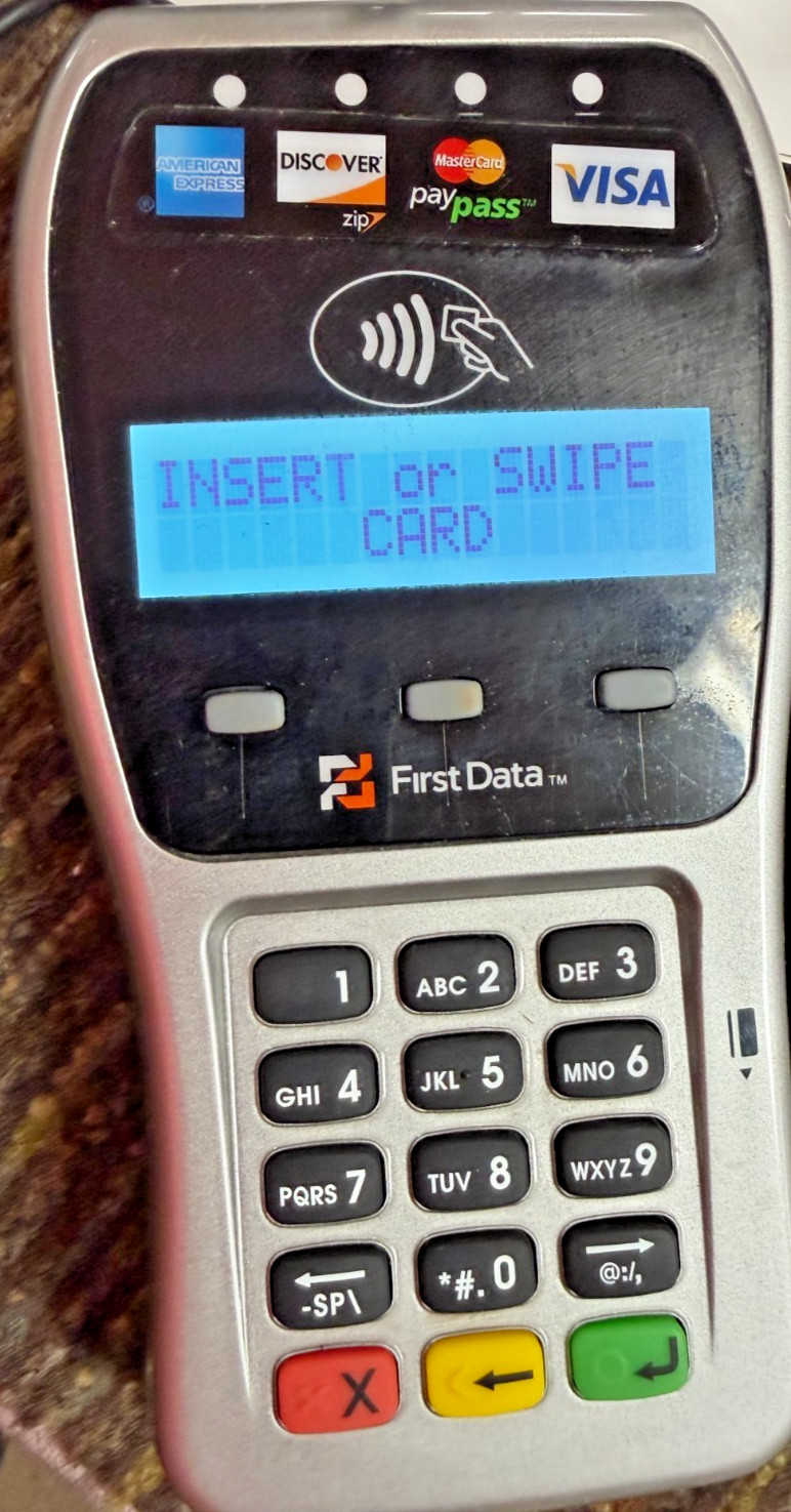 First Data FD130DUO Credit Card Machine w/Power AC Adapter, (TURNS ON)